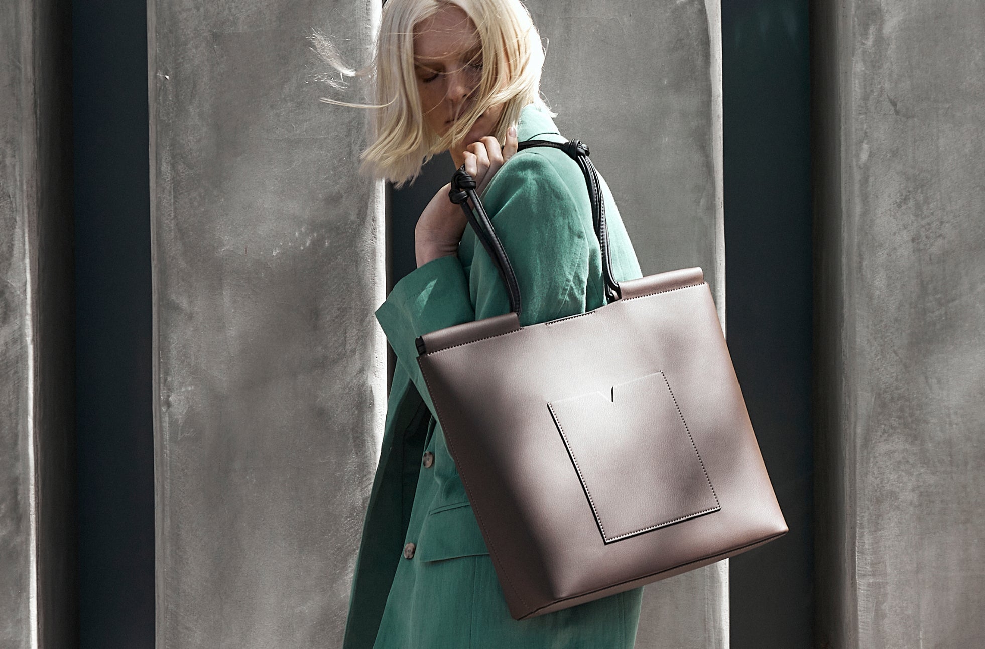 The Market Tote in Technik in Taupe and Black image 
