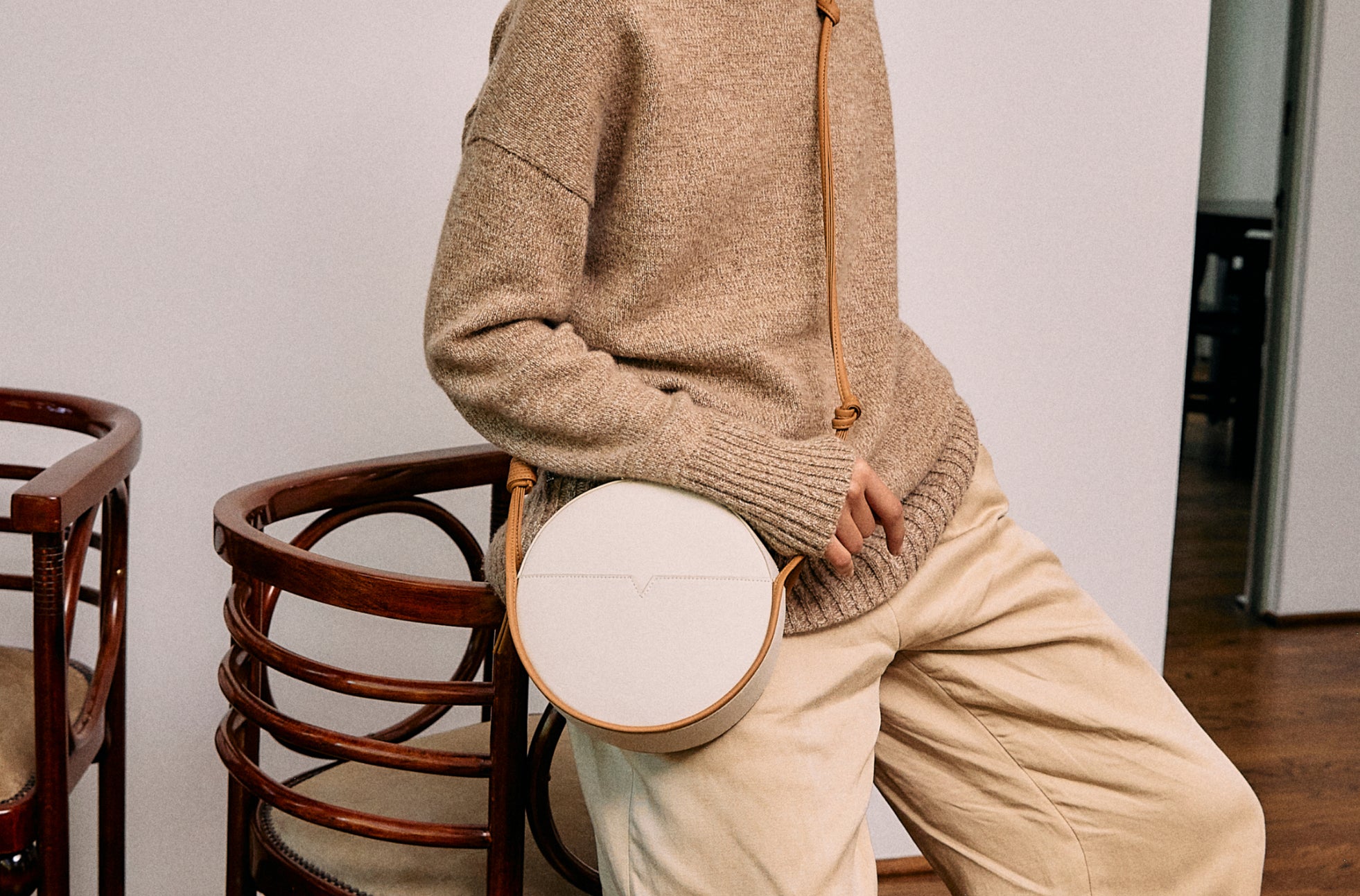 The Circle Crossbody in Banbū in Oat image 2