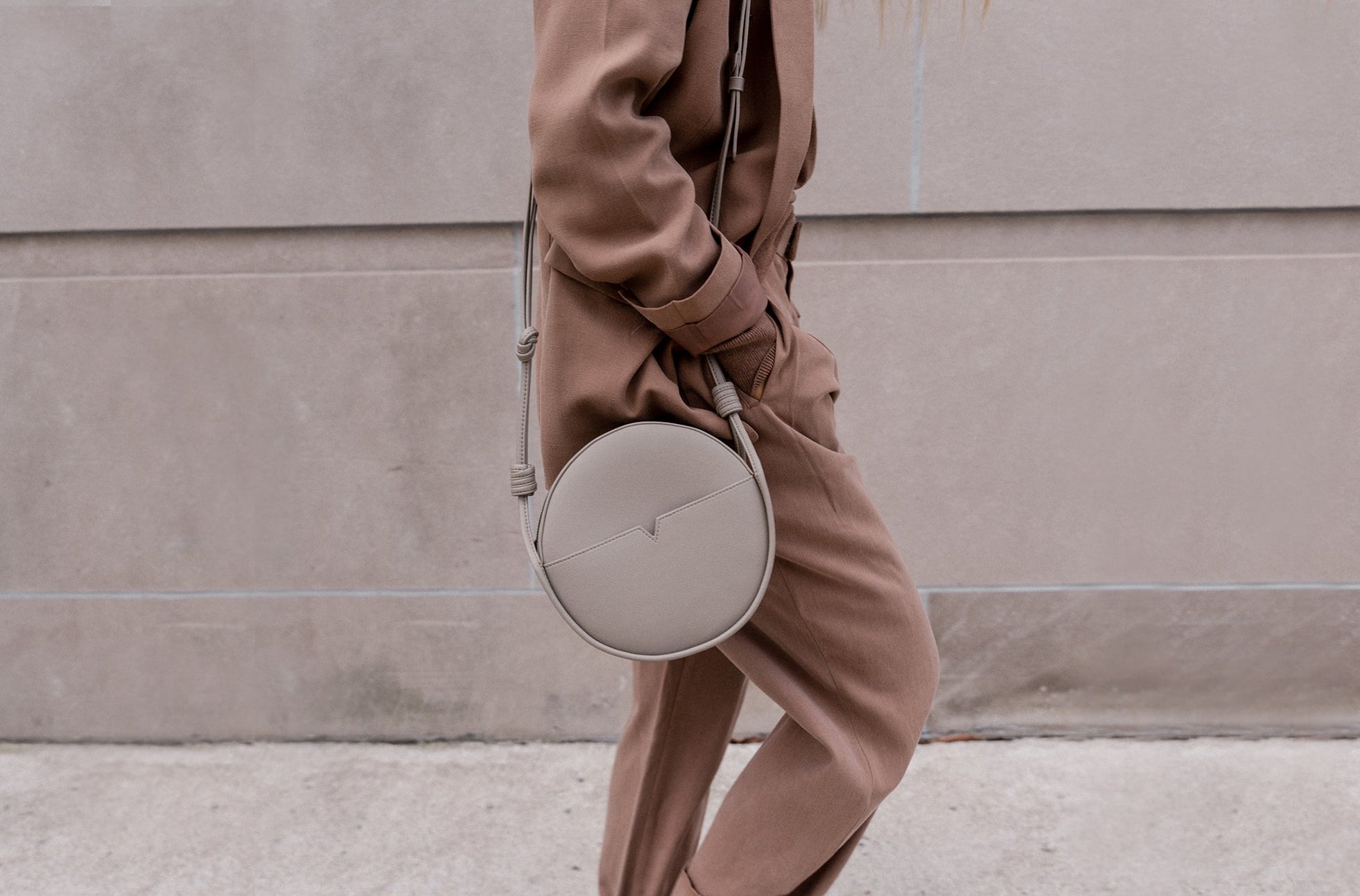 The Circle Crossbody - Sample Sale in Banbū in Stone image 2