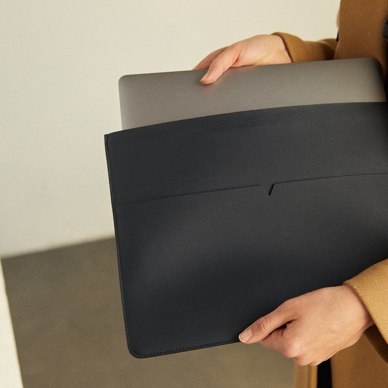 The MacBook Sleeve 13-inch in Technik in Black image 2