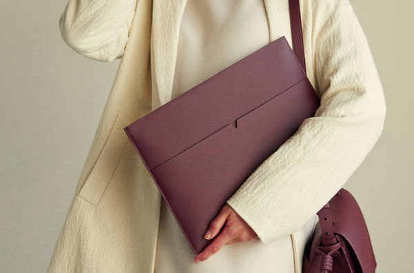 The MacBook Sleeve 13-inch in Burgundy – von Holzhausen