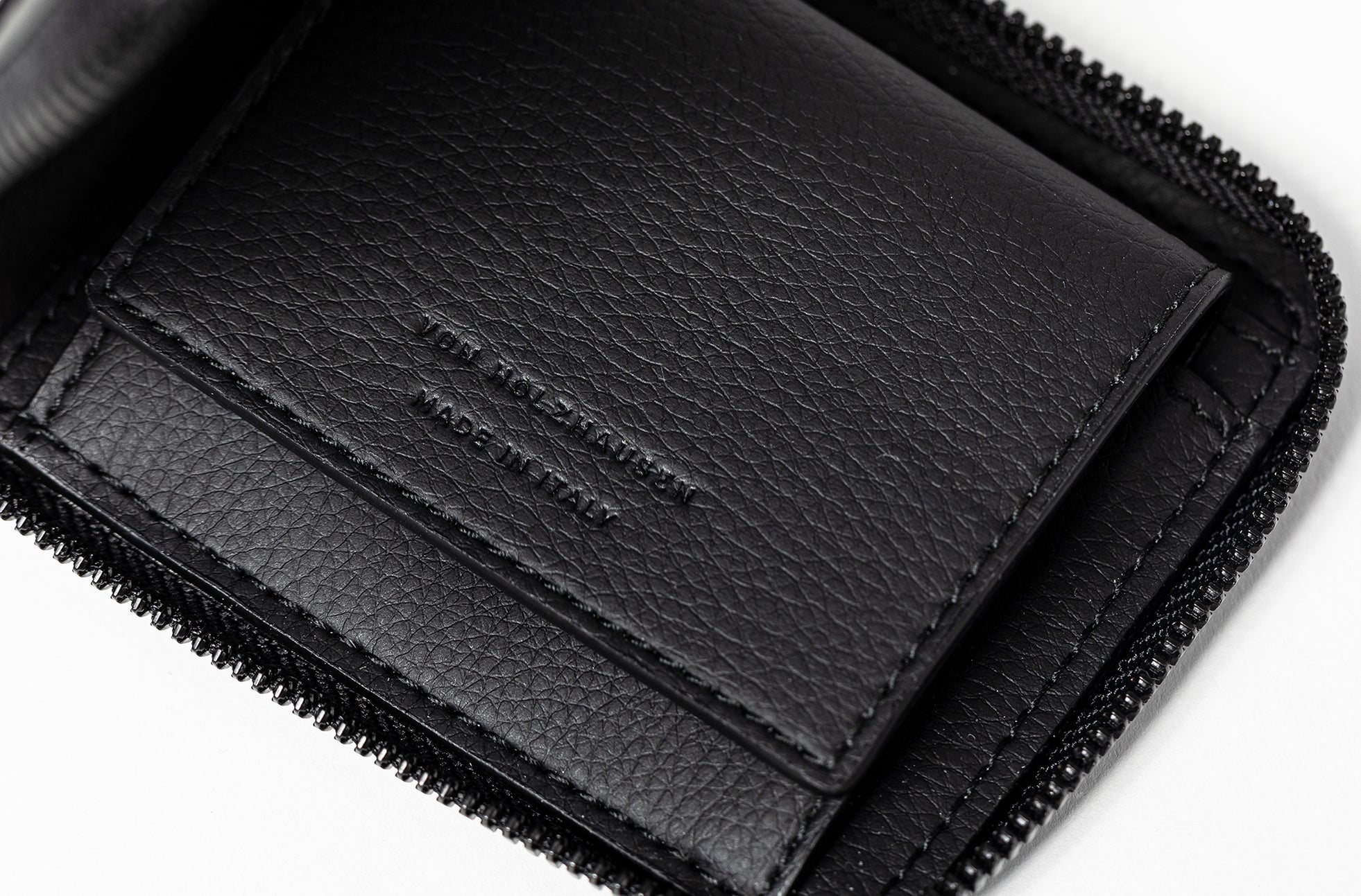 The Zip-Around Wallet - Sample Sale in Technik in Black image 9