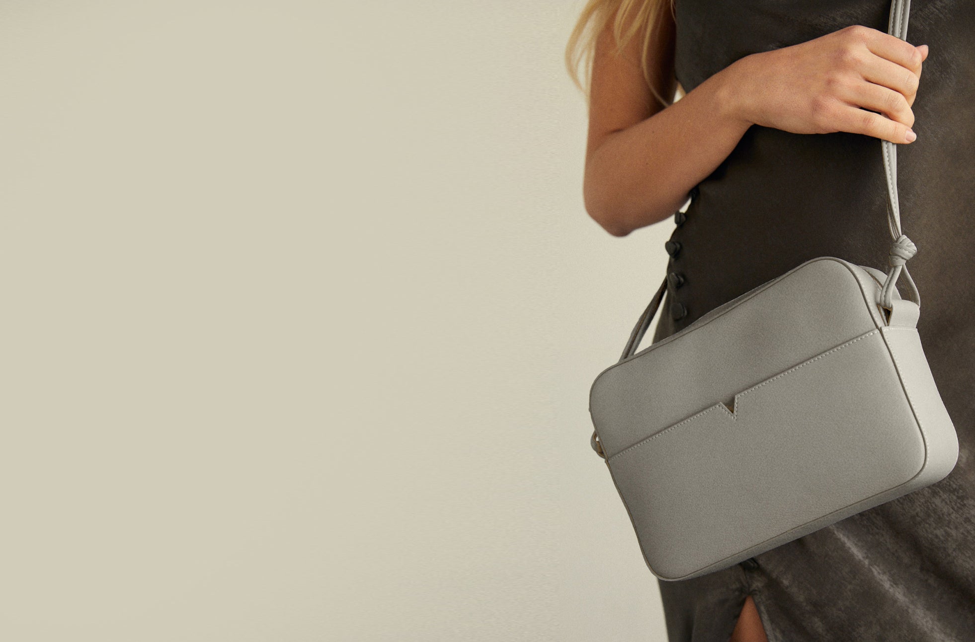 The Zipper Crossbody in Technik 2.0 in Stone image 2
