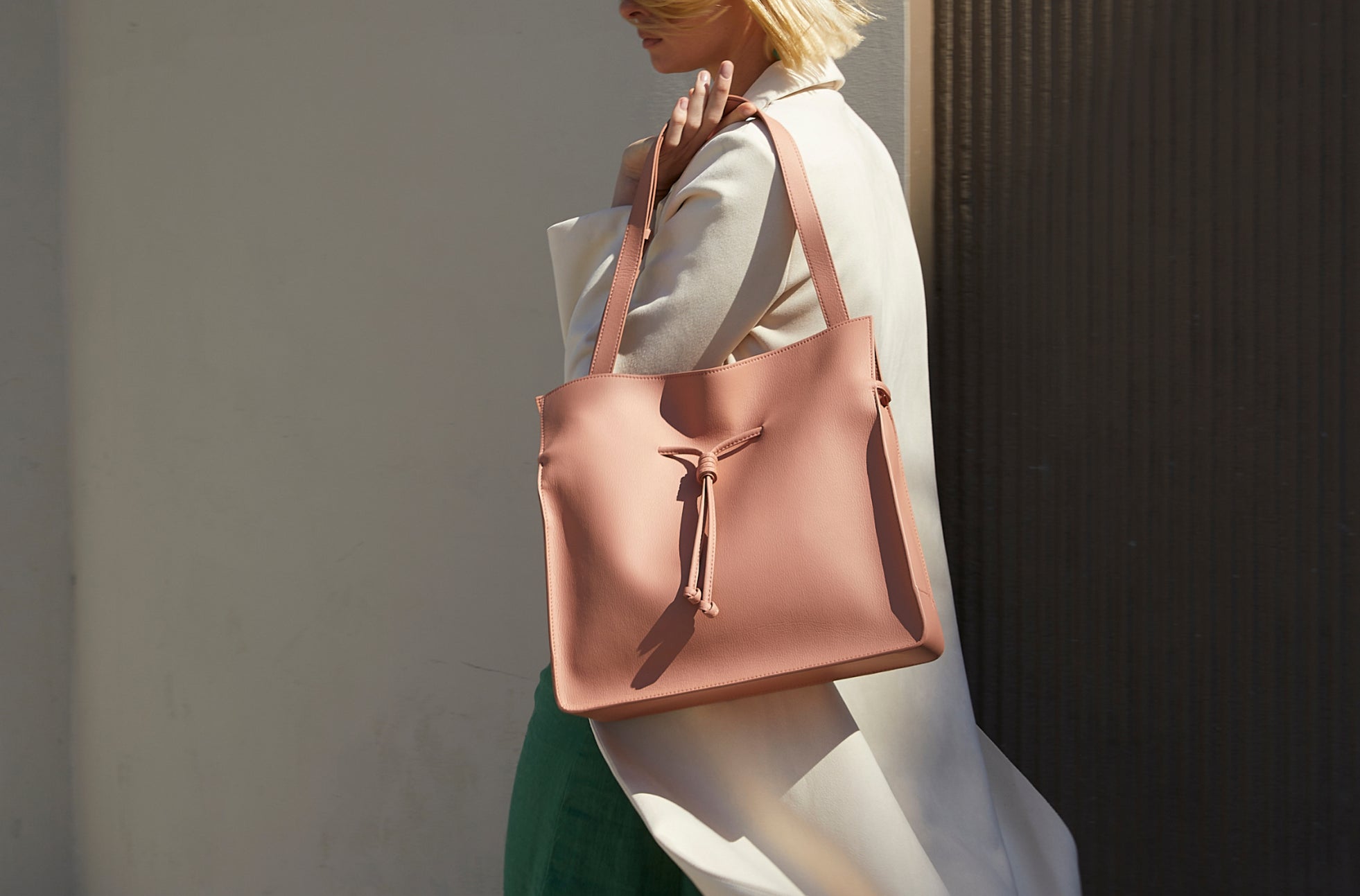 The Medium Shopper in Technik-Leather in Blush image 2