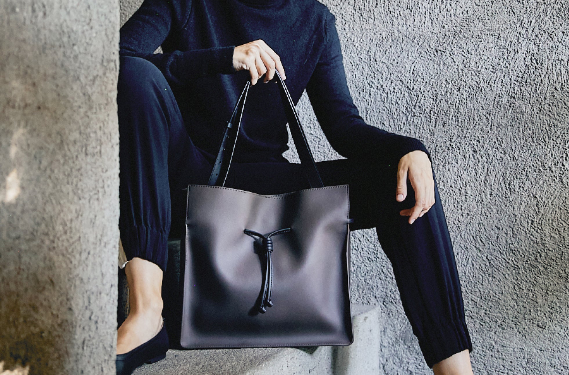 The Medium Shopper in Technik in Taupe and Black image 2