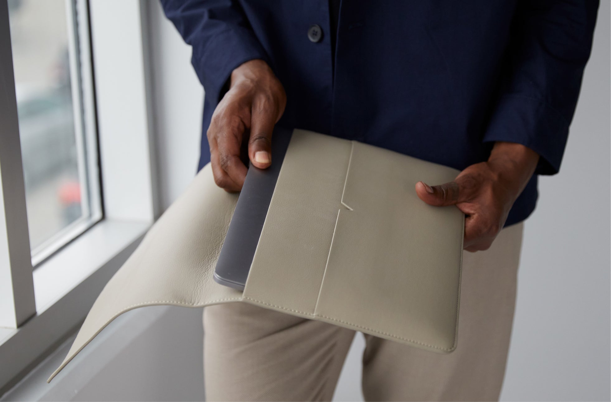 The MacBook Portfolio 13-inch in Stone – von Holzhausen