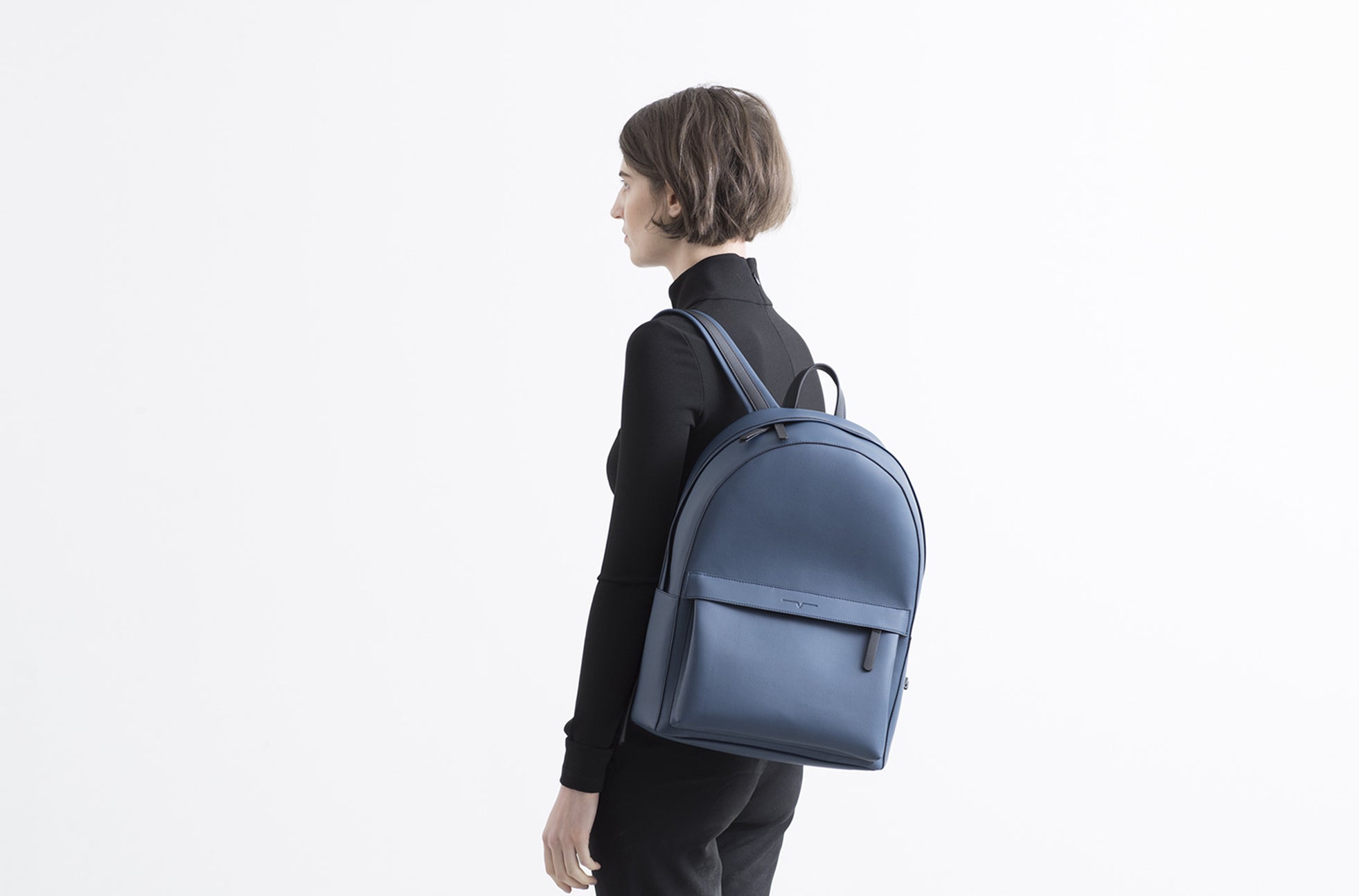 The Classic Backpack in Technik-Leather in Denim and Black image 9