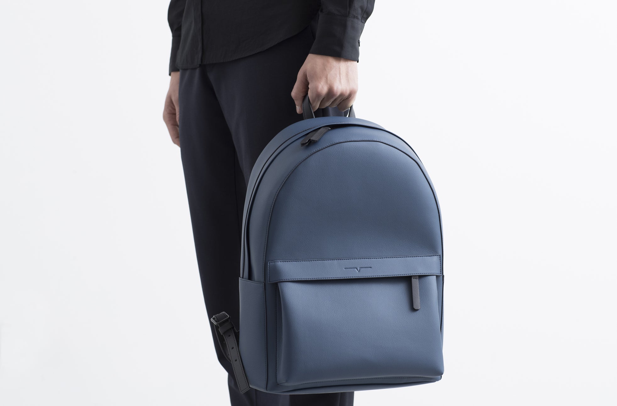 The Classic Backpack in Technik-Leather in Denim and Black image 10
