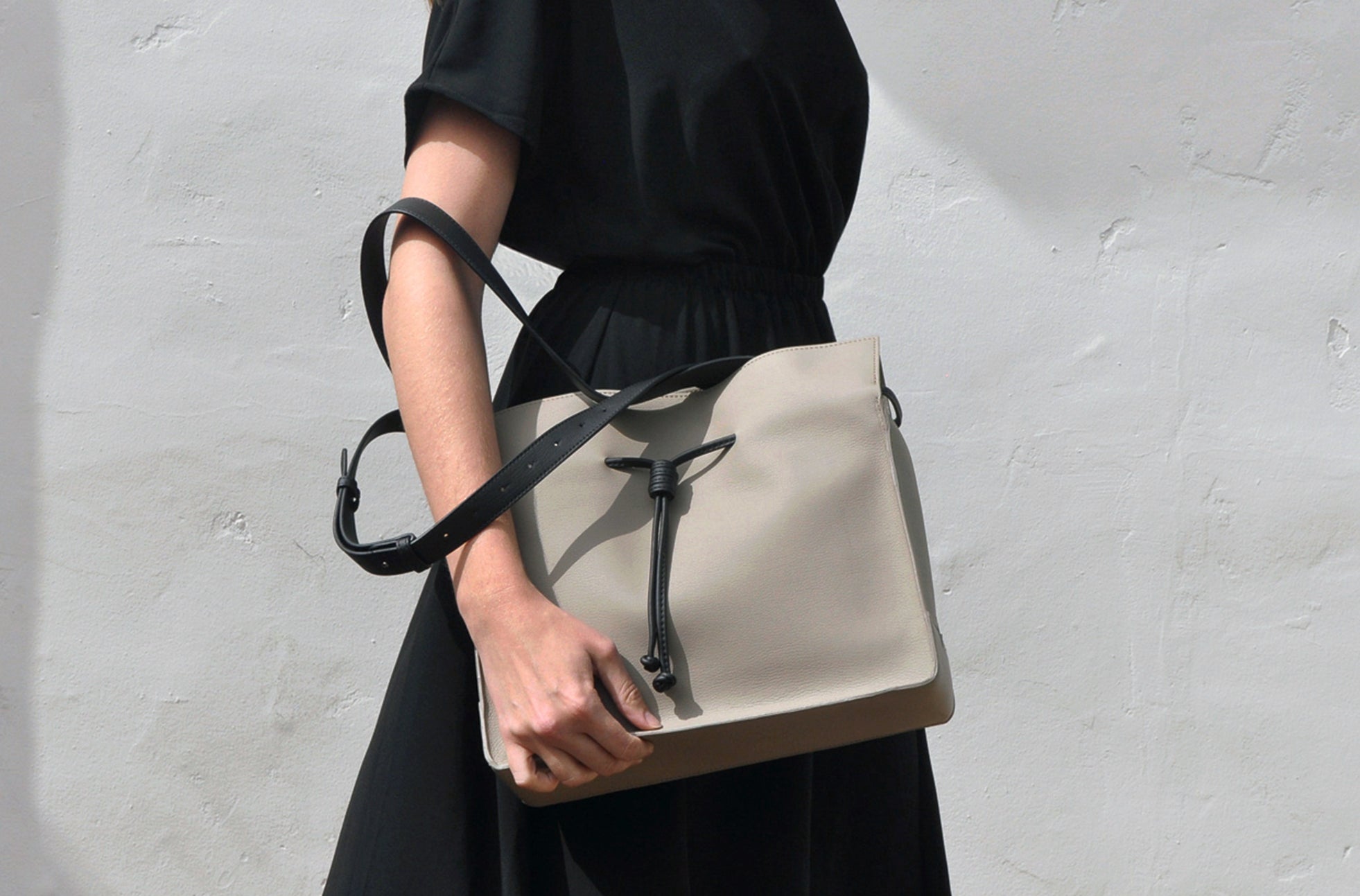 The Medium Shopper in Technik-Leather in Stone and Black image 2