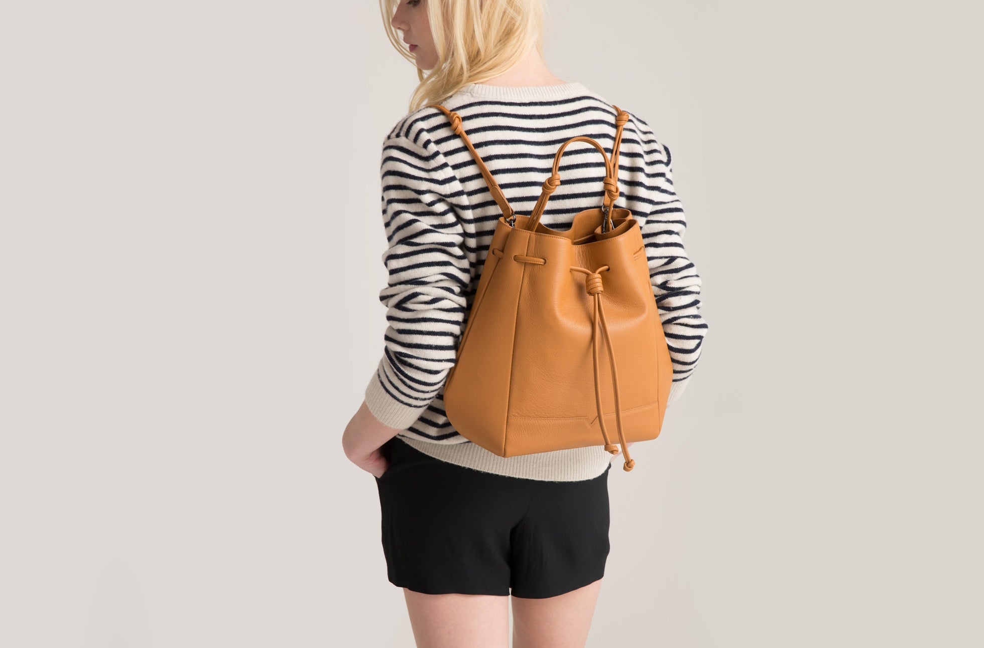 The Large Bucket Backpack in Technik-Leather in Caramel image 5