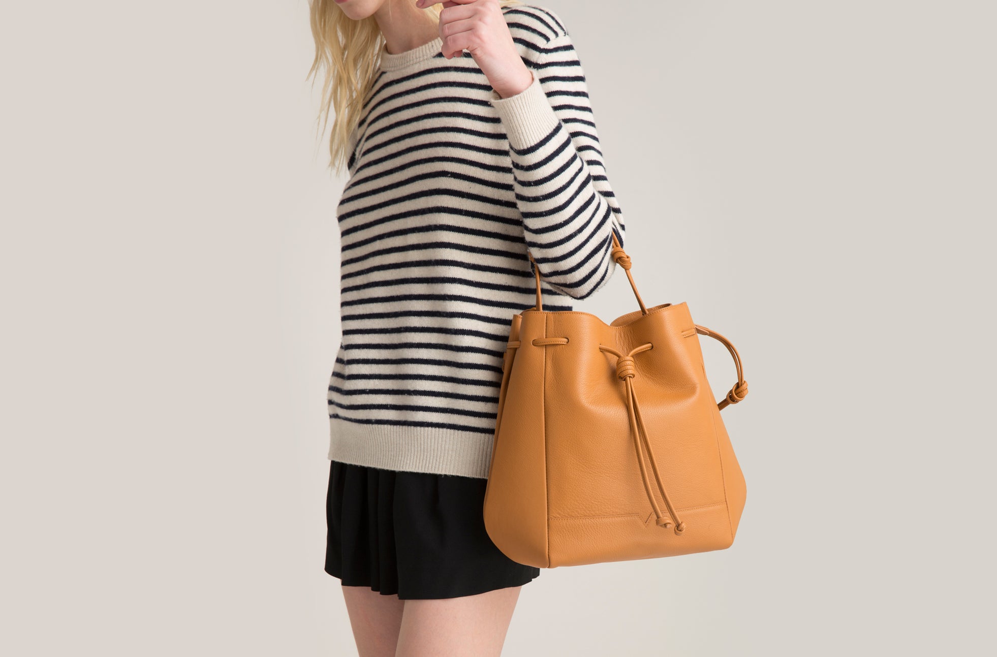 The Large Bucket Backpack - Sample Sale in Technik in Caramel image 6