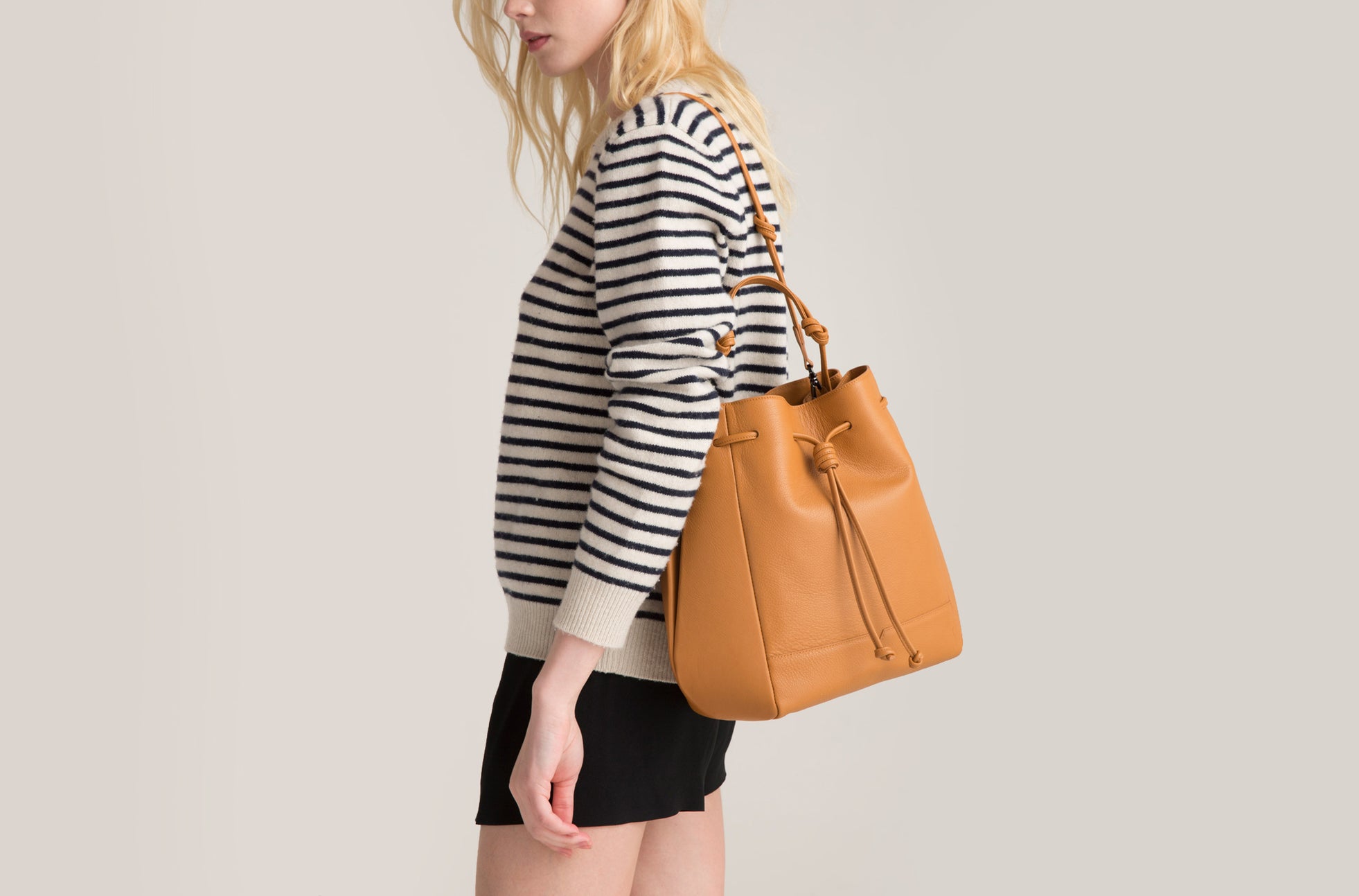 The Large Bucket Backpack in Technik-Leather in Caramel image 2