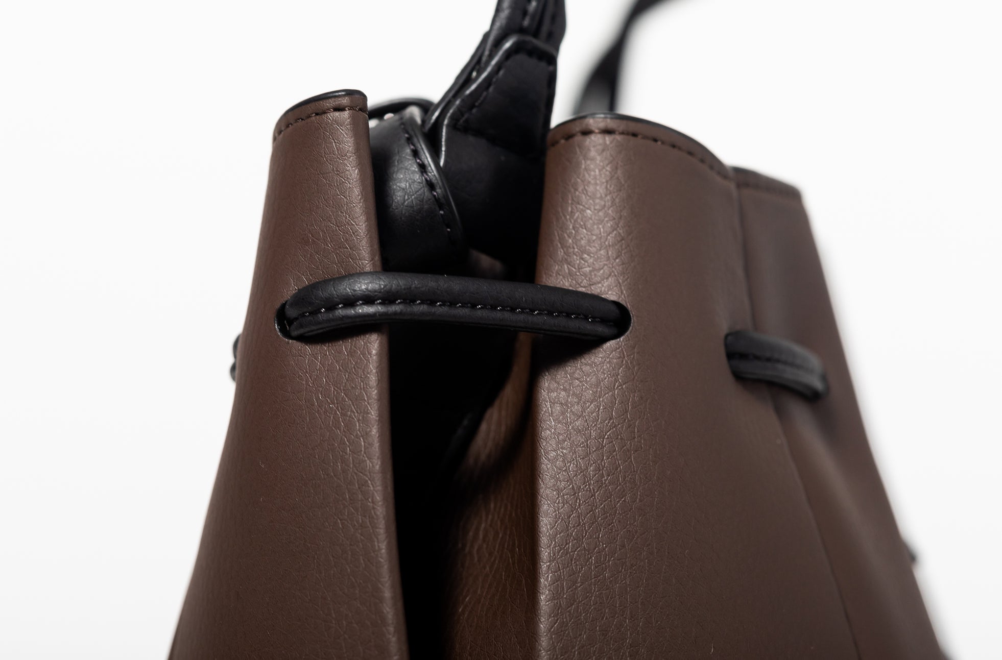 The Bucket Crossbody in Technik-Leather in Taupe & Black  image 6