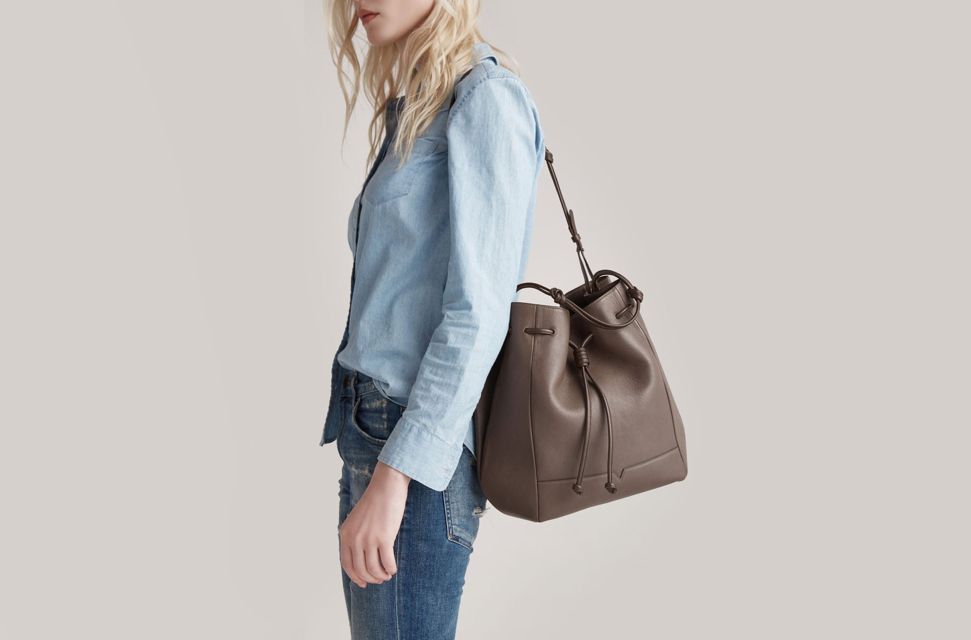The Large Bucket Backpack in Technik-Leather in Taupe image 5