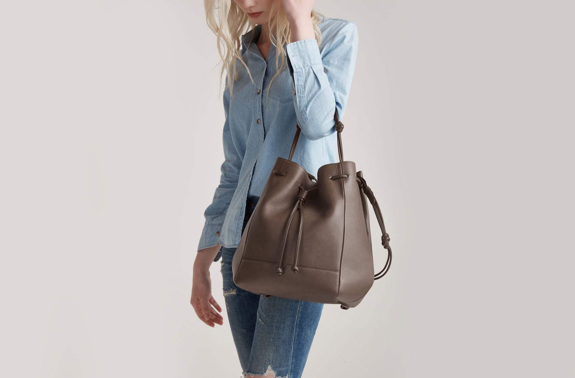 The Large Bucket Backpack in Technik in Taupe image 7