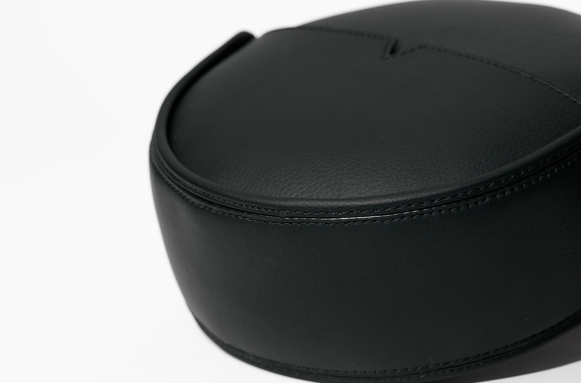 The Circle Crossbody in Banbū Leather in Black image 6