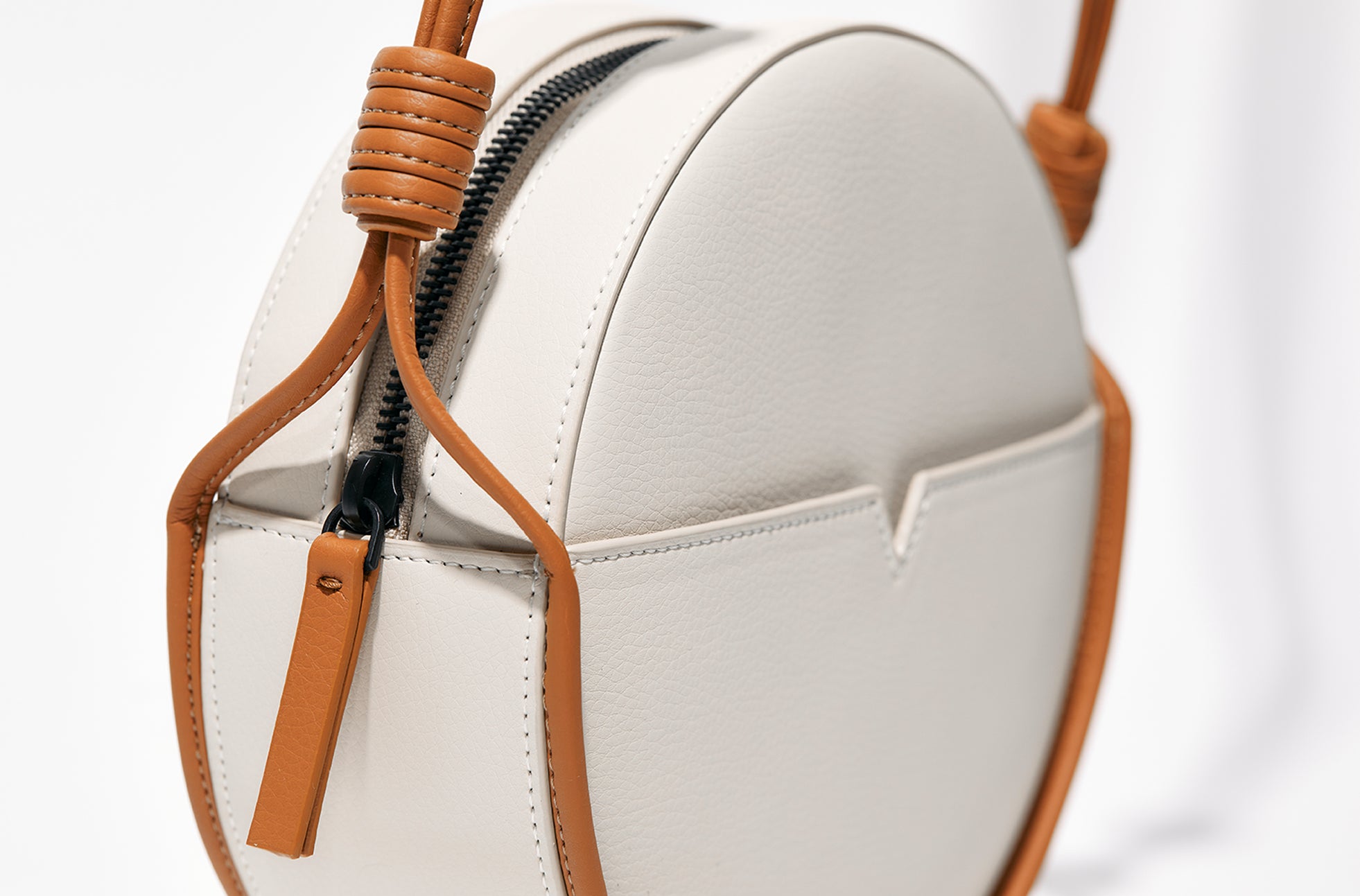 The Circle Crossbody in Banbū in Oat image 6