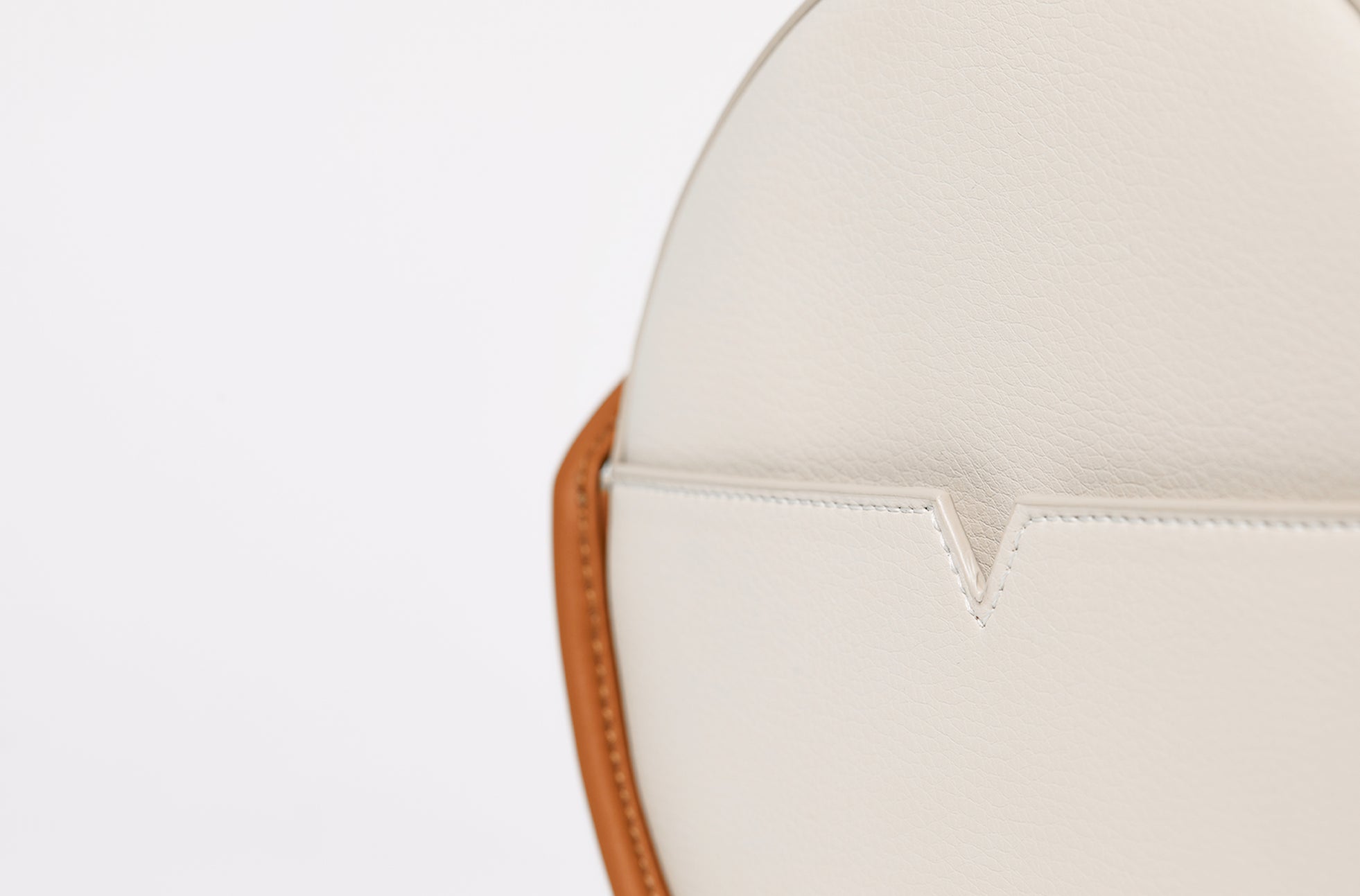 The Circle Crossbody in Banbū Leather in Oat image 8