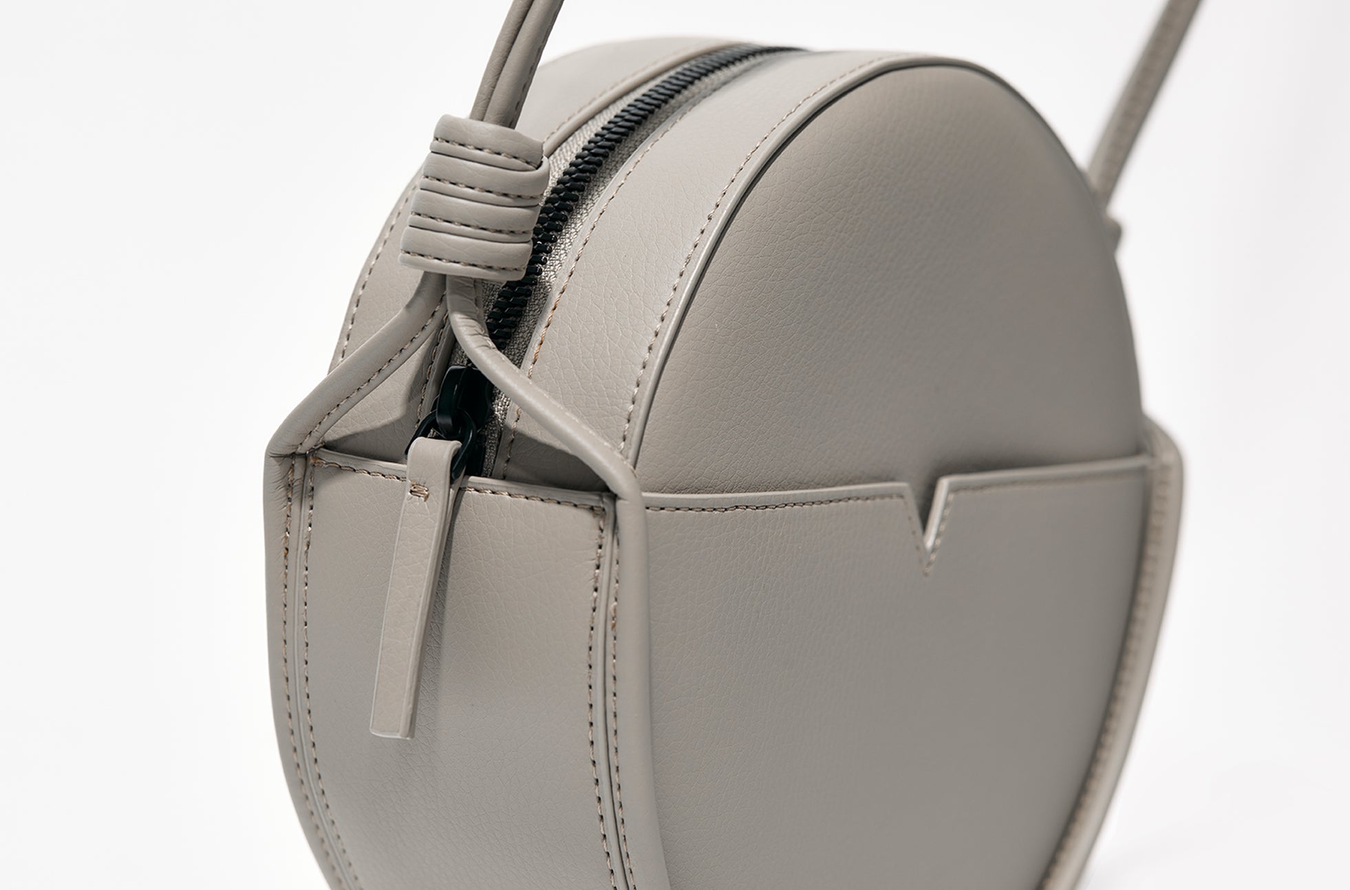 The Circle Crossbody in Banbū Leather in Stone image 5