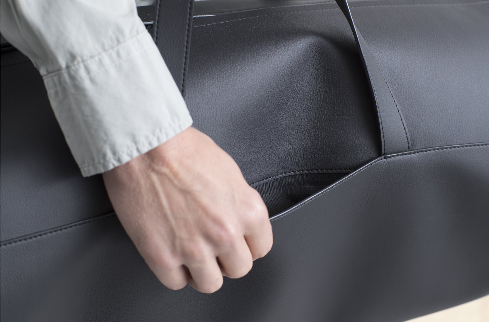 The Duffel in Technik in Black image 4