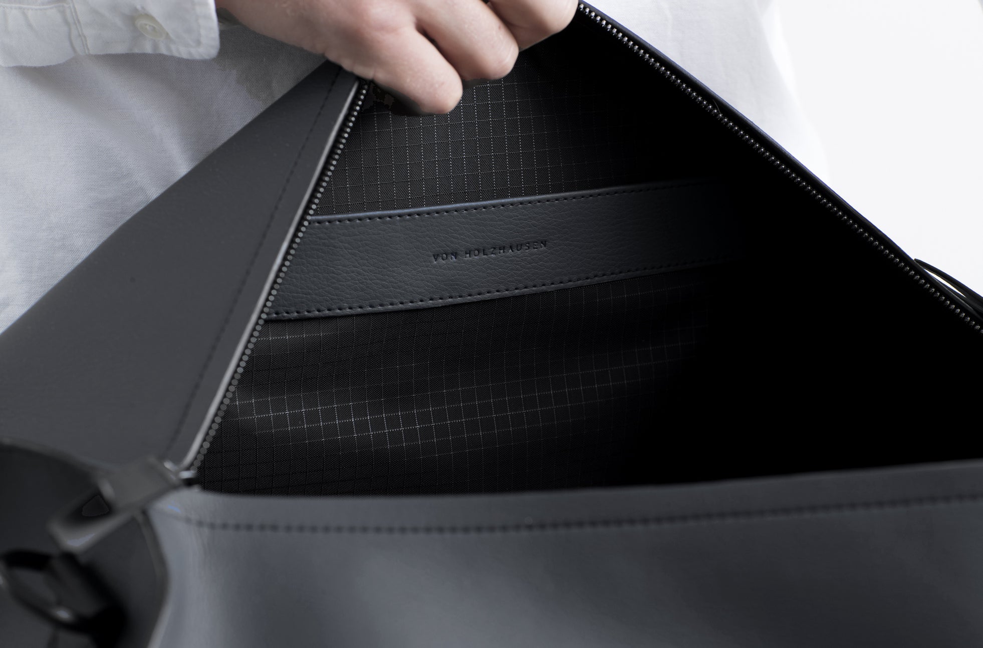 The Duffel in Technik in Black image 5