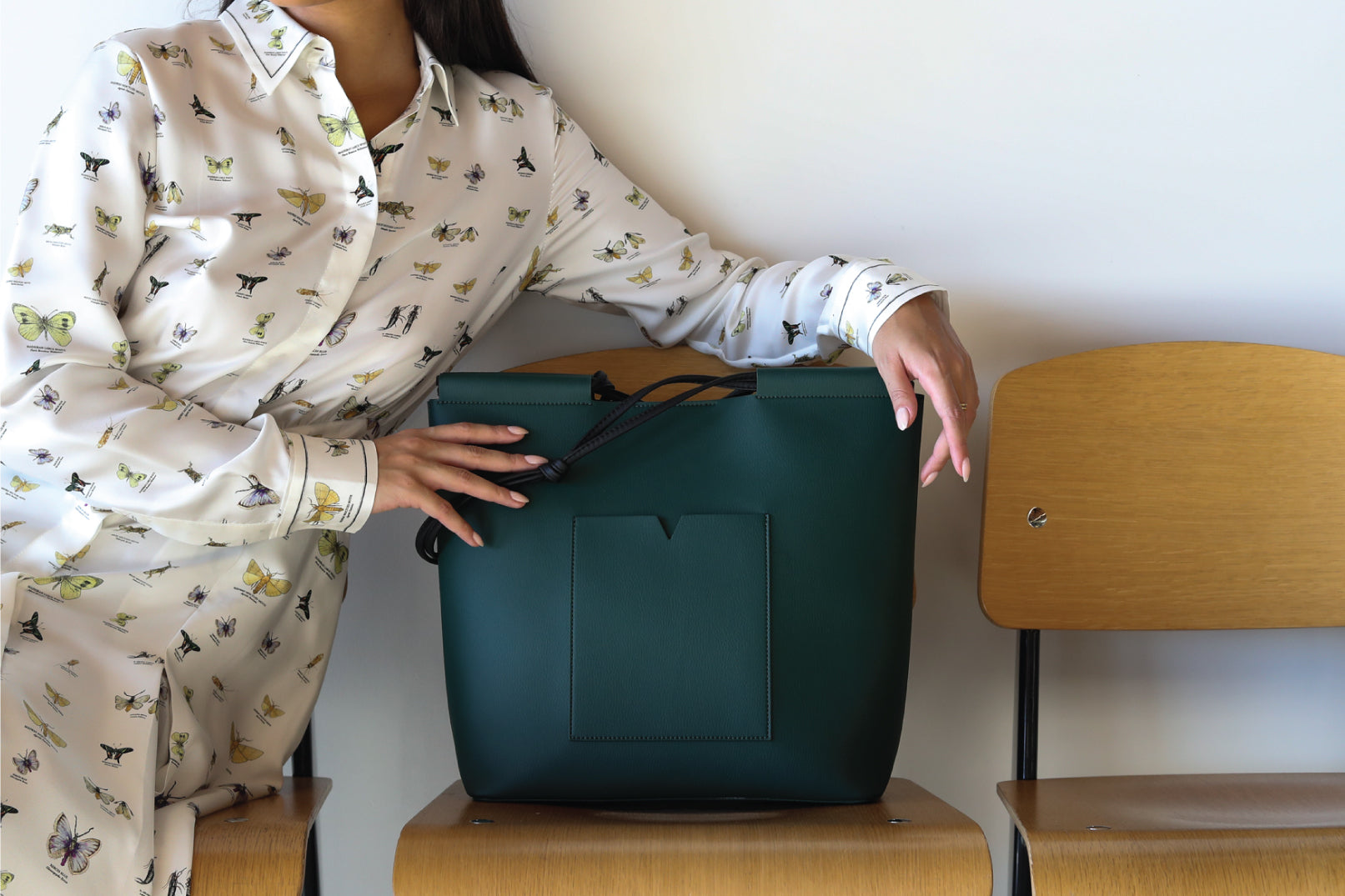 The Market Tote in Technik in Forest Green and Black image 2