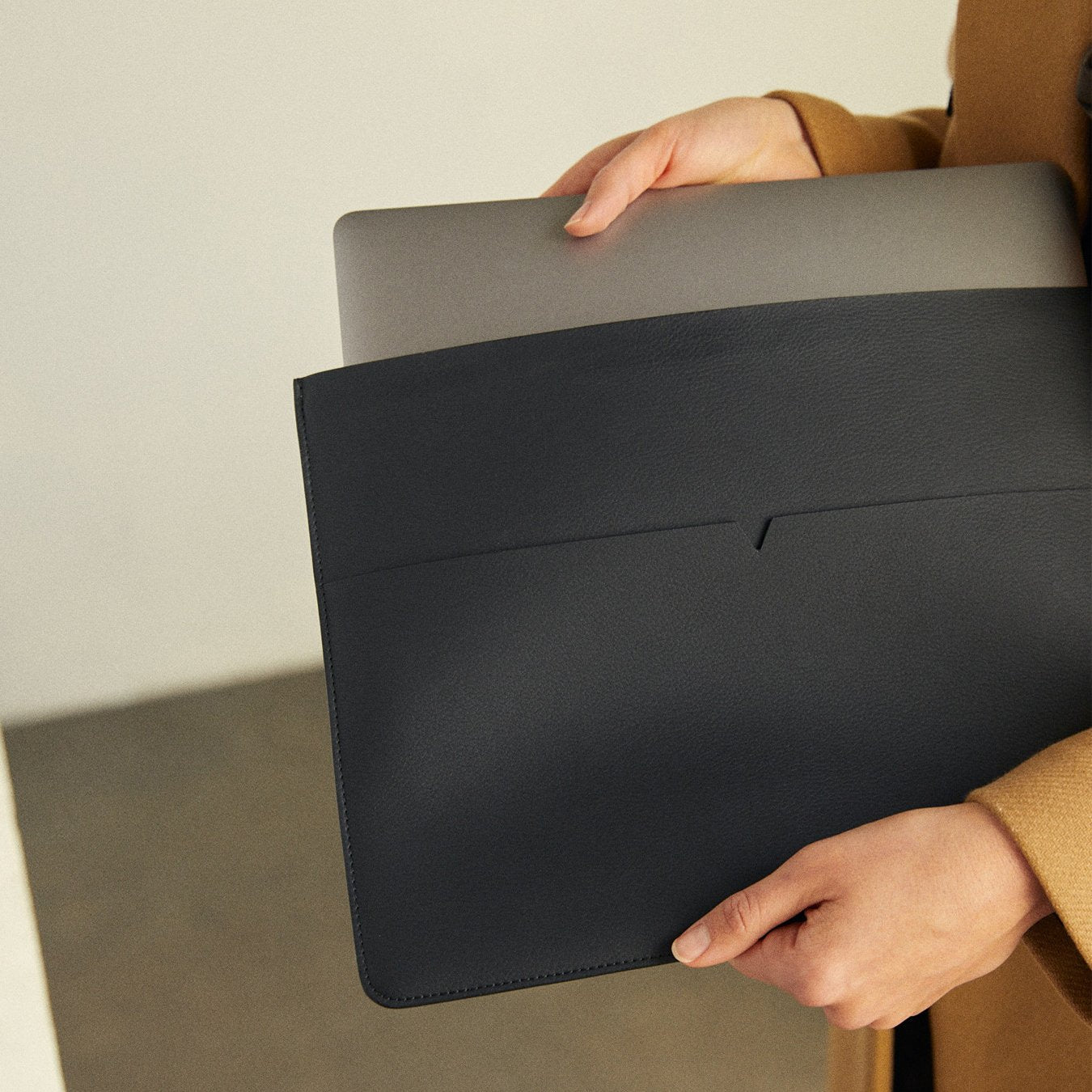 The MacBook Sleeve 13-inch - Sample Sale in Technik in Black image 2