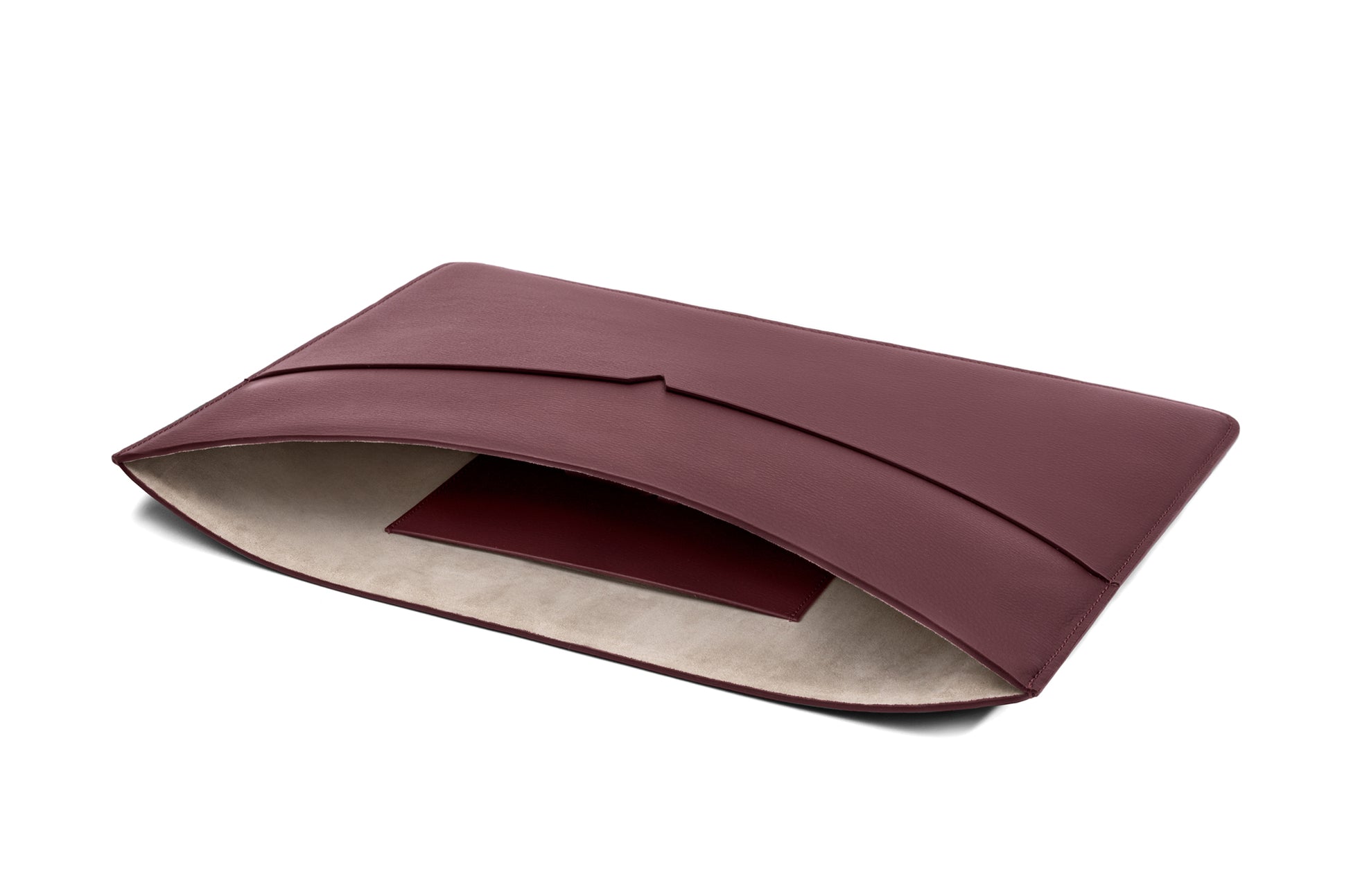 The MacBook Sleeve 13-inch in Technik-Leather in Burgundy image 5