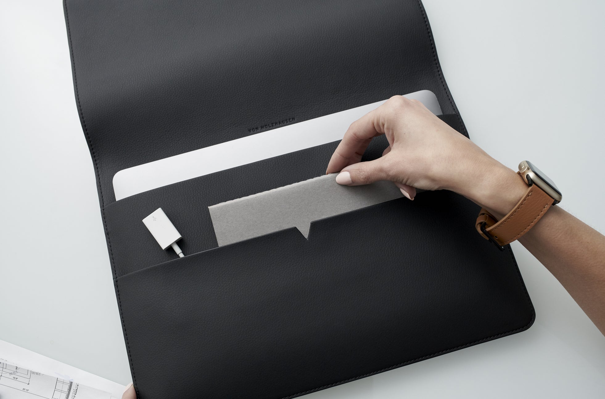 The MacBook Portfolio 13-inch in Black – von Holzhausen