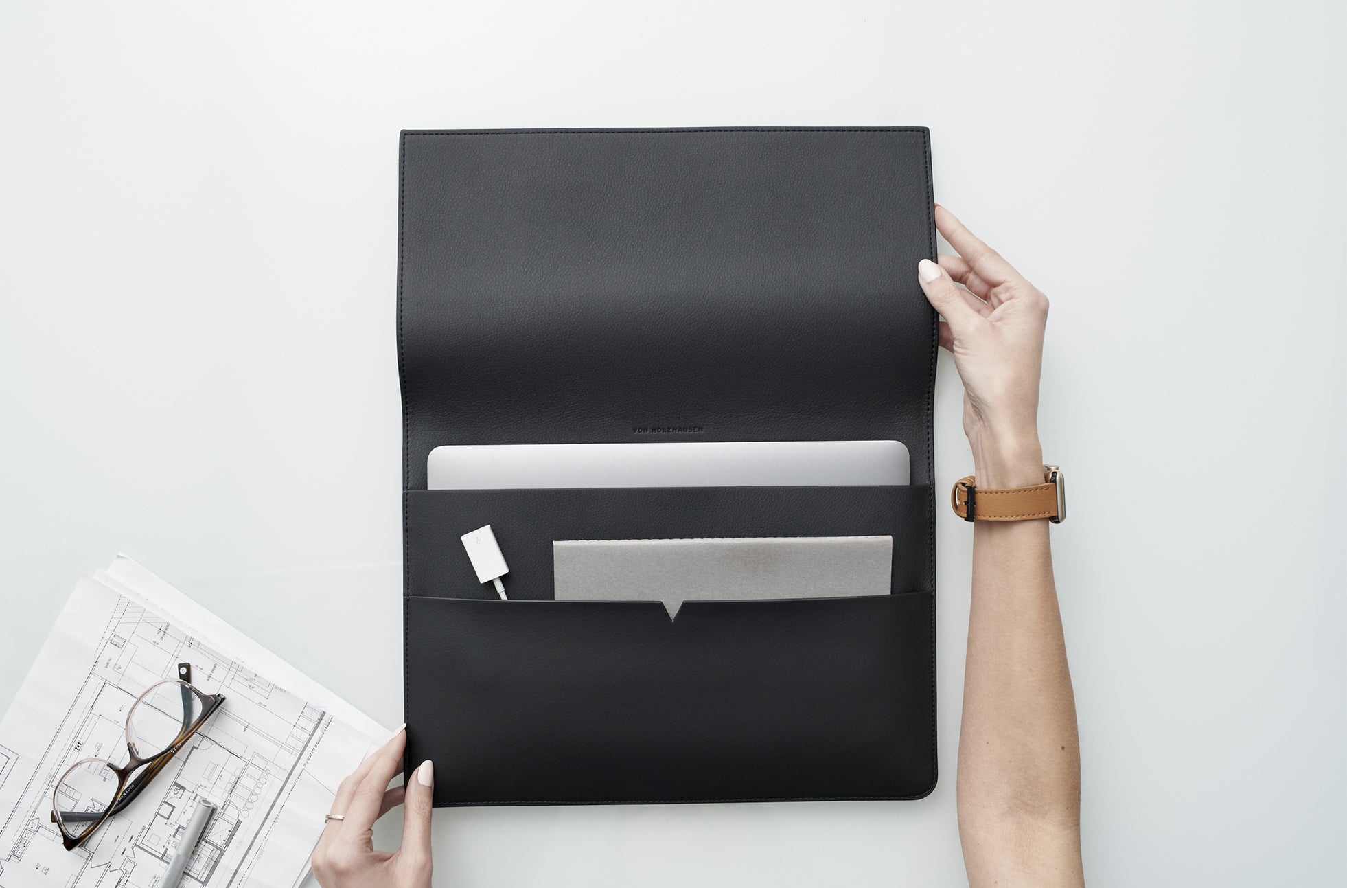 The MacBook Portfolio 13-inch in Black – von Holzhausen