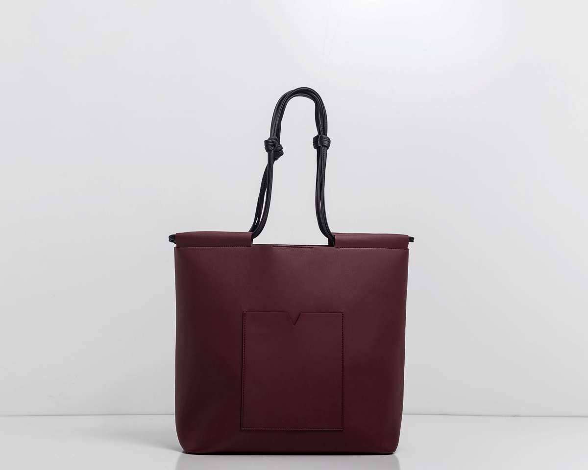 The Market Tote in Technik-Leather in Burgundy and Black image 10