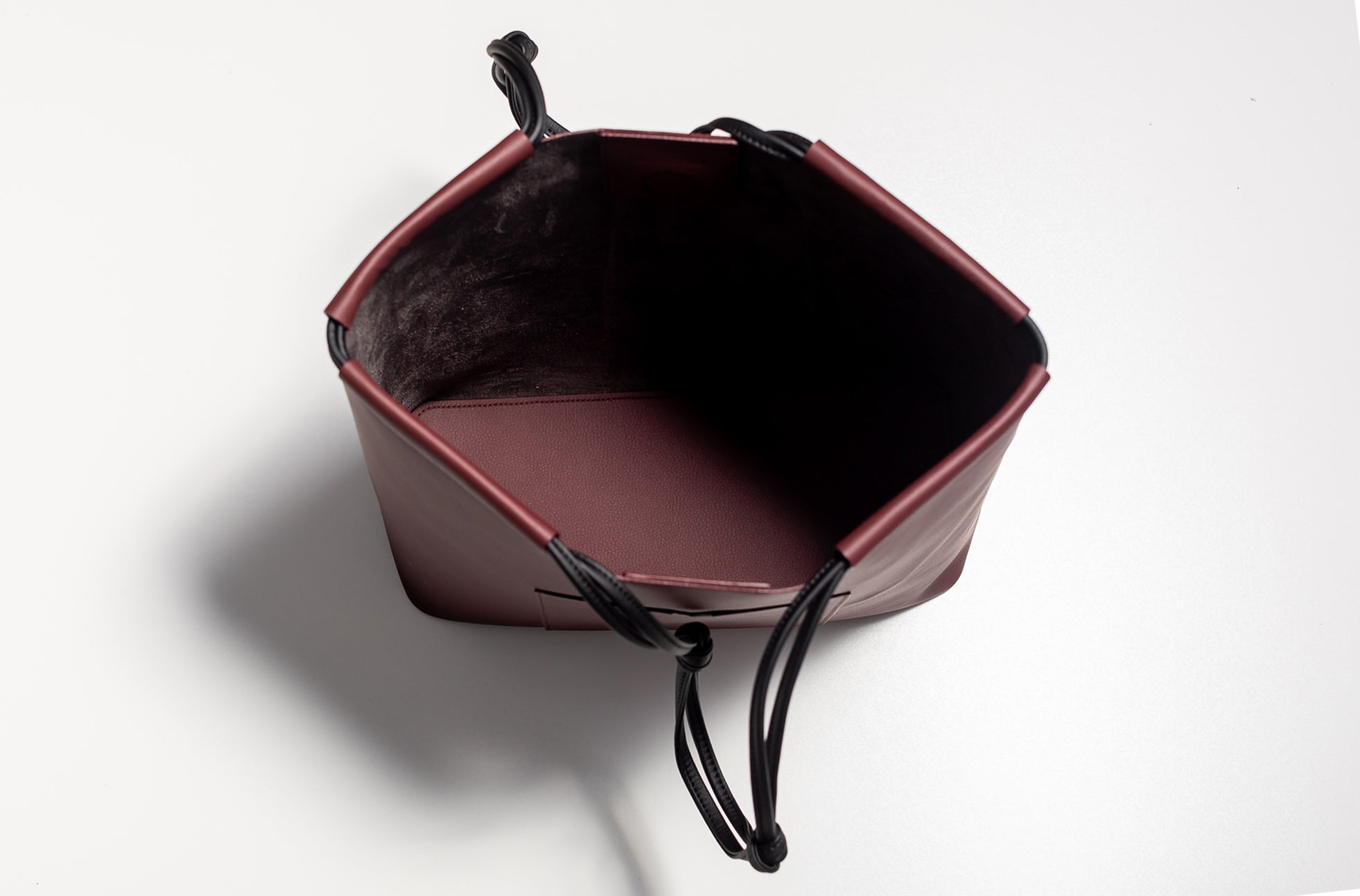The Market Tote in Technik-Leather in Burgundy and Black image 7