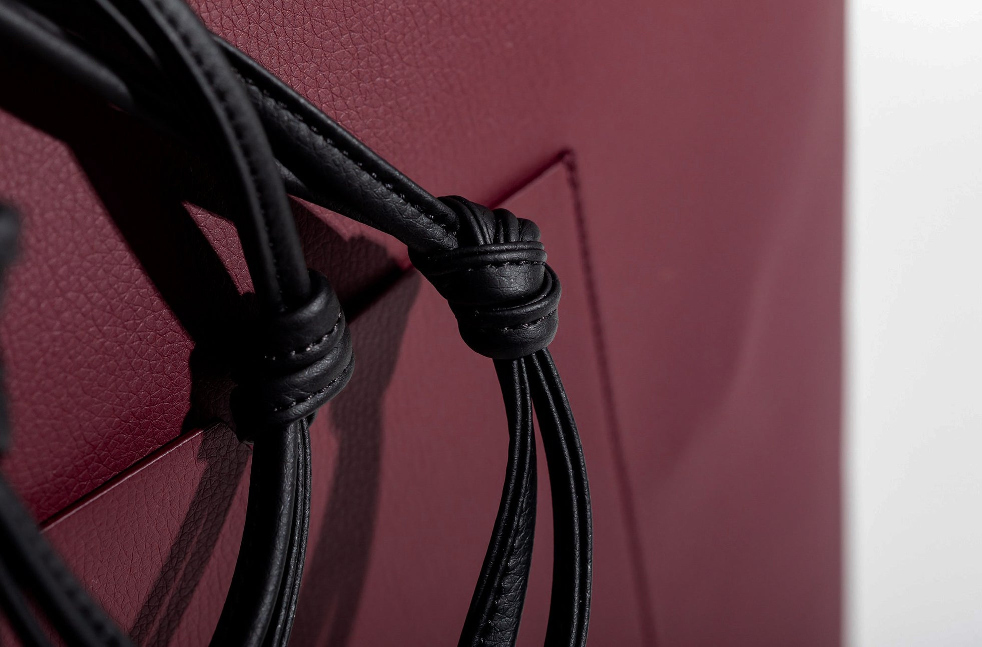 The Market Tote in Technik-Leather in Burgundy and Black image 5