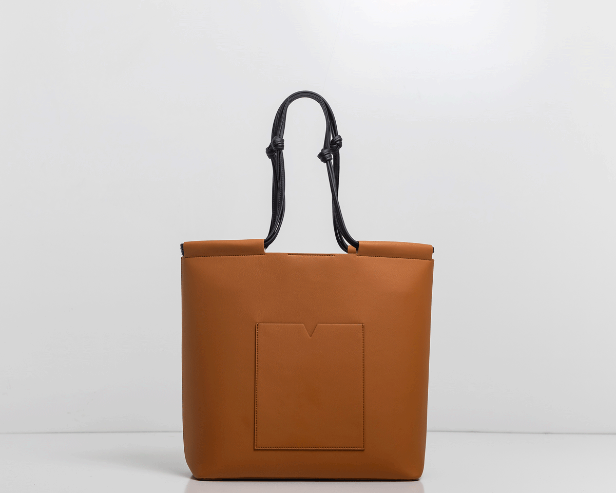 The Market Tote in Technik-Leather in Caramel and Black image 13