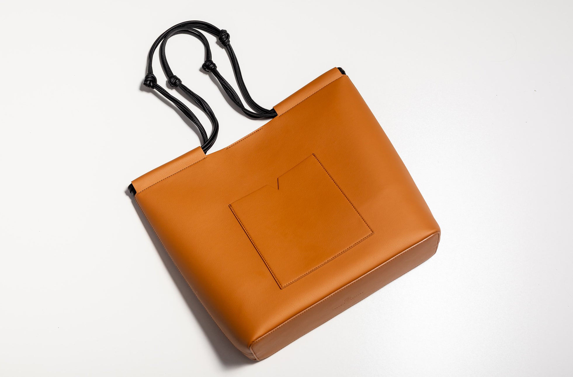 The Market Tote in Technik-Leather in Caramel and Black image 12
