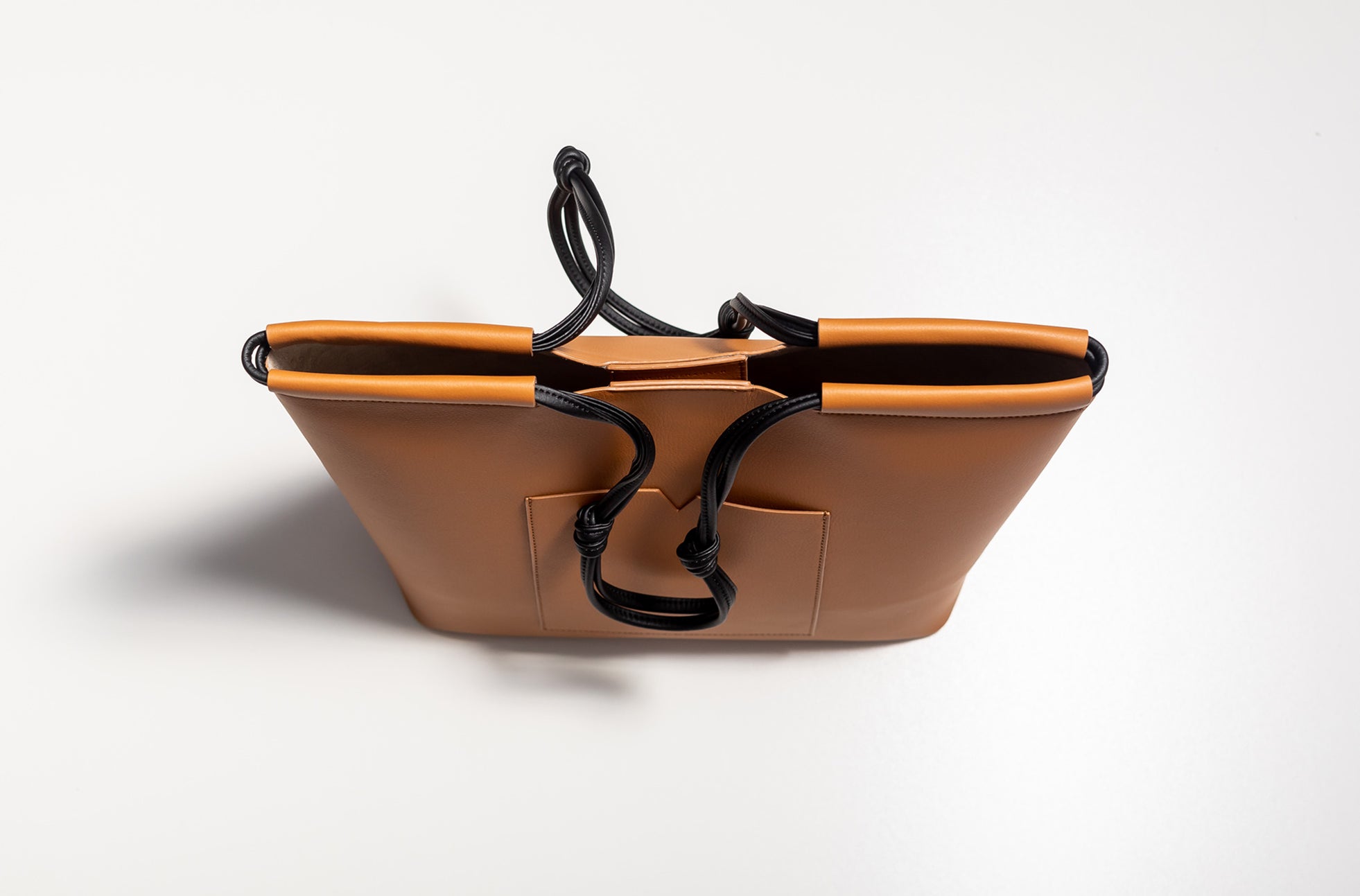 The Market Tote in Technik-Leather in Caramel and Black image 11