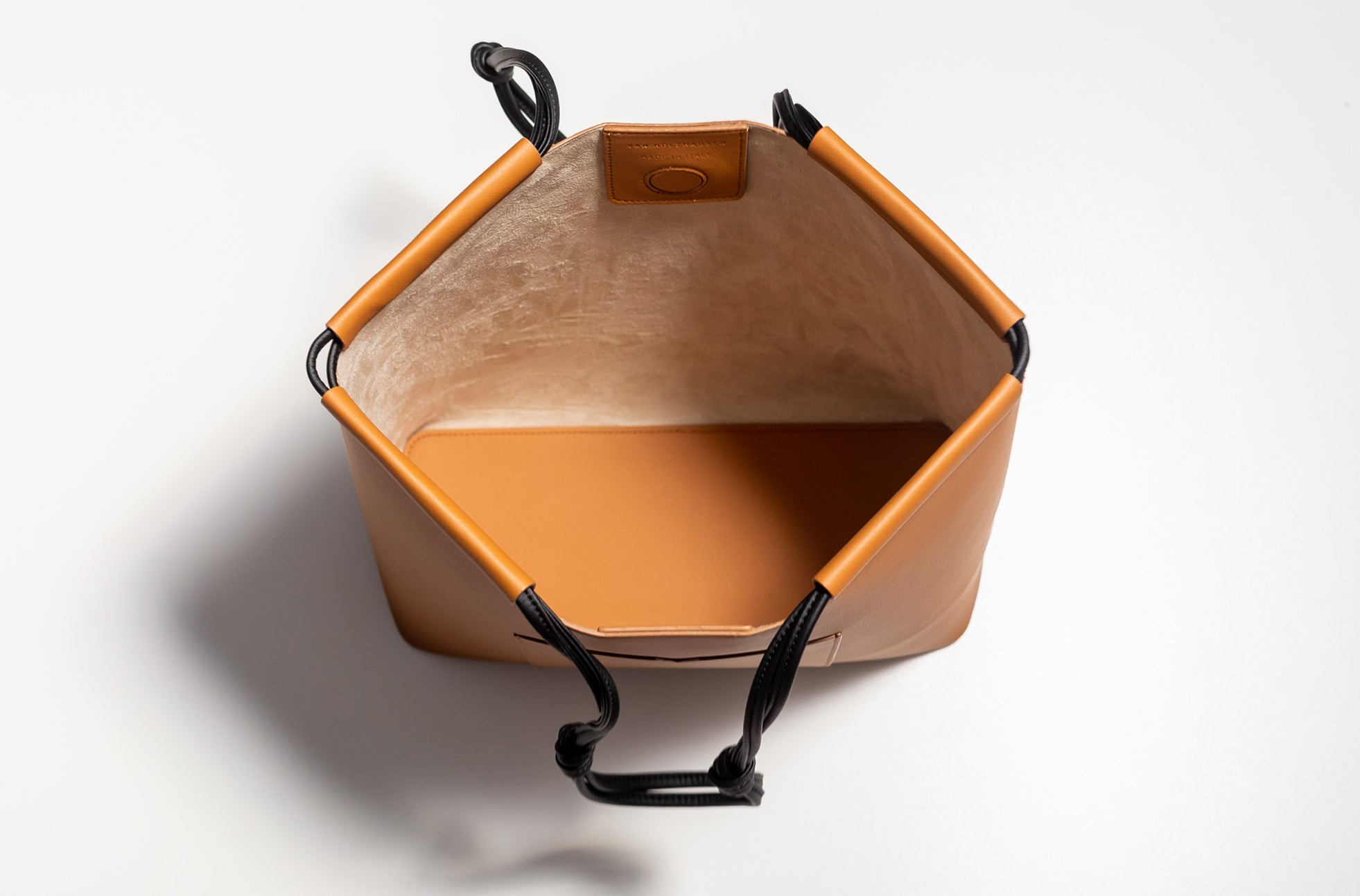 The Market Tote in Technik-Leather in Caramel and Black image 10
