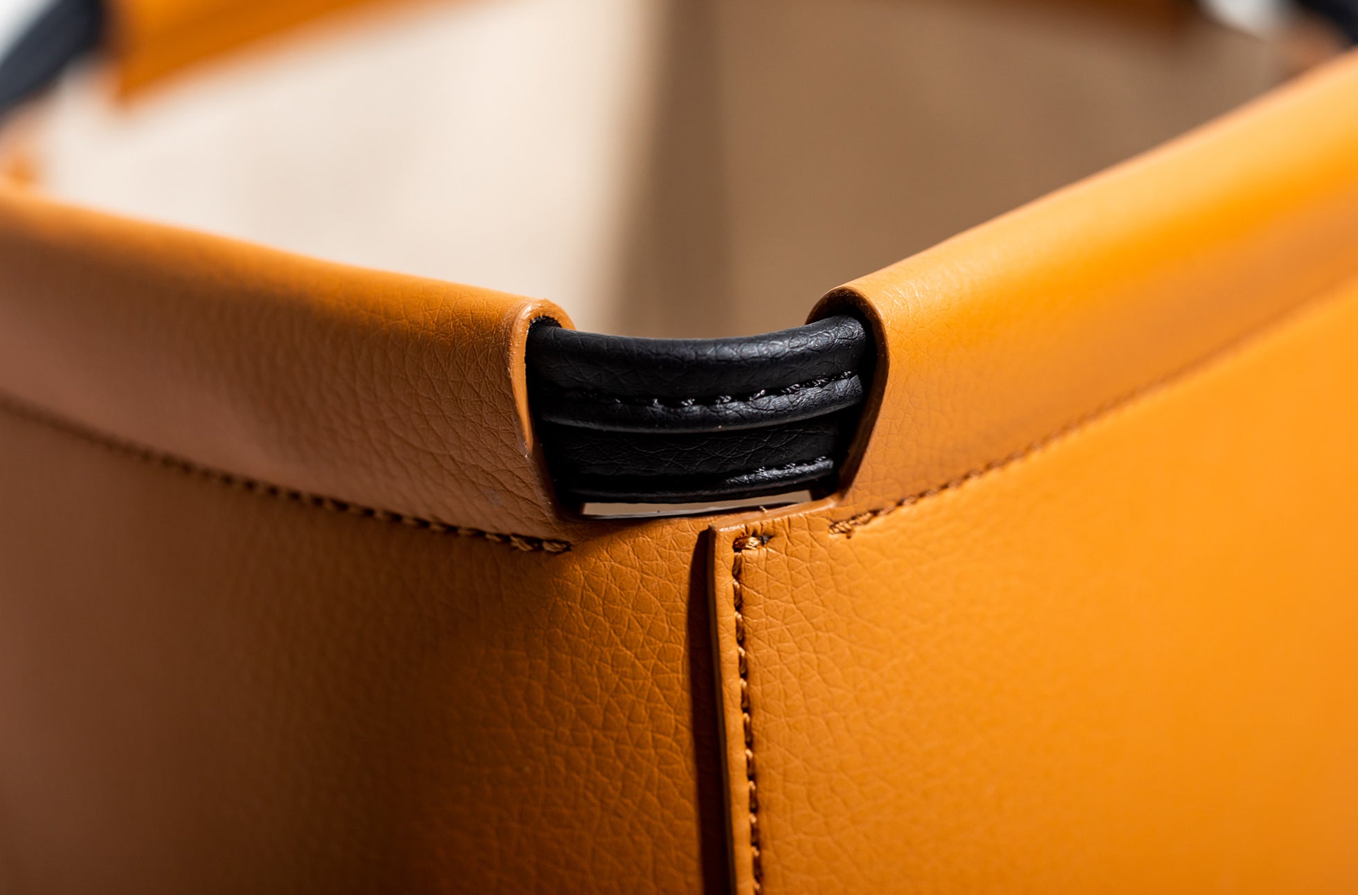 The Market Tote in Technik-Leather in Caramel and Black image 8
