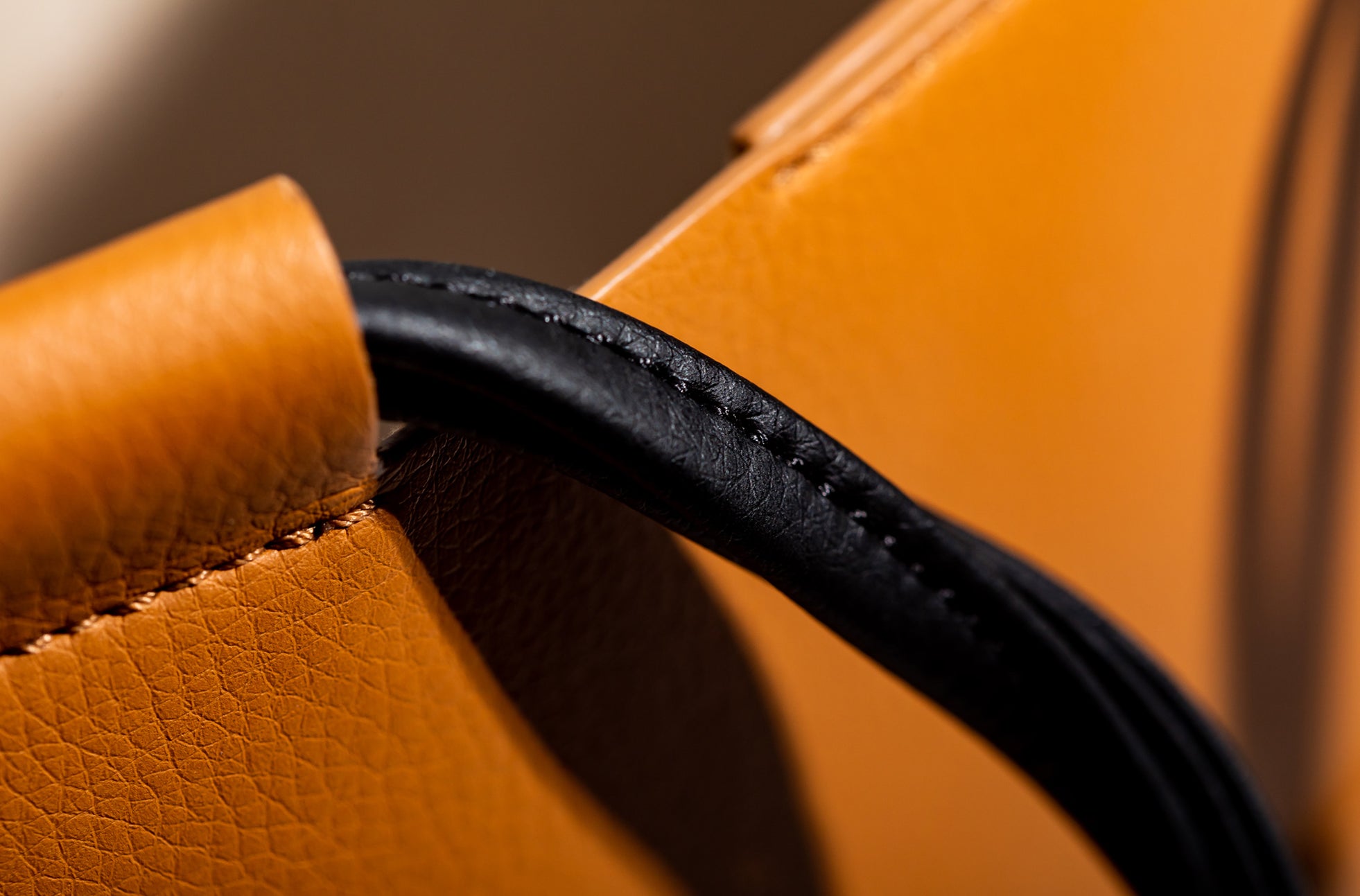 The Market Tote in Technik-Leather in Caramel and Black image 7