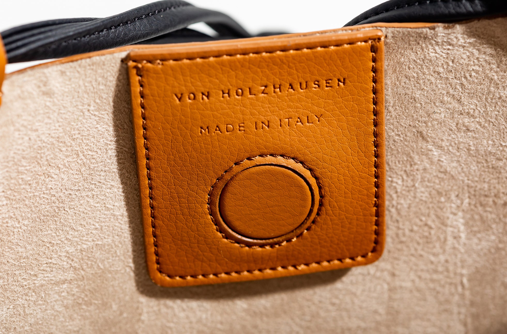 The Market Tote in Technik-Leather in Caramel and Black image 9