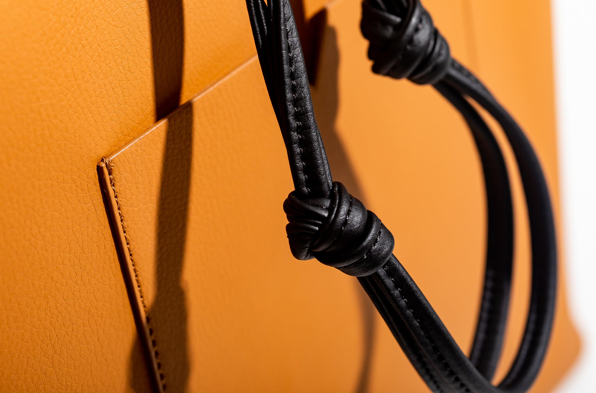 The Market Tote in Technik-Leather in Caramel and Black image 4