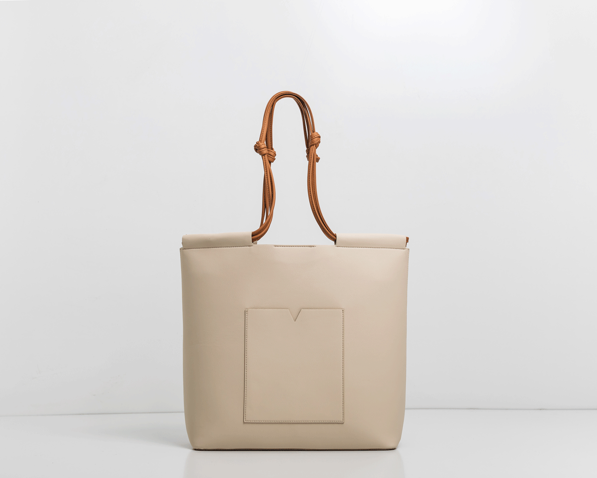 The Market Tote in Technik in Oat and Caramel image 