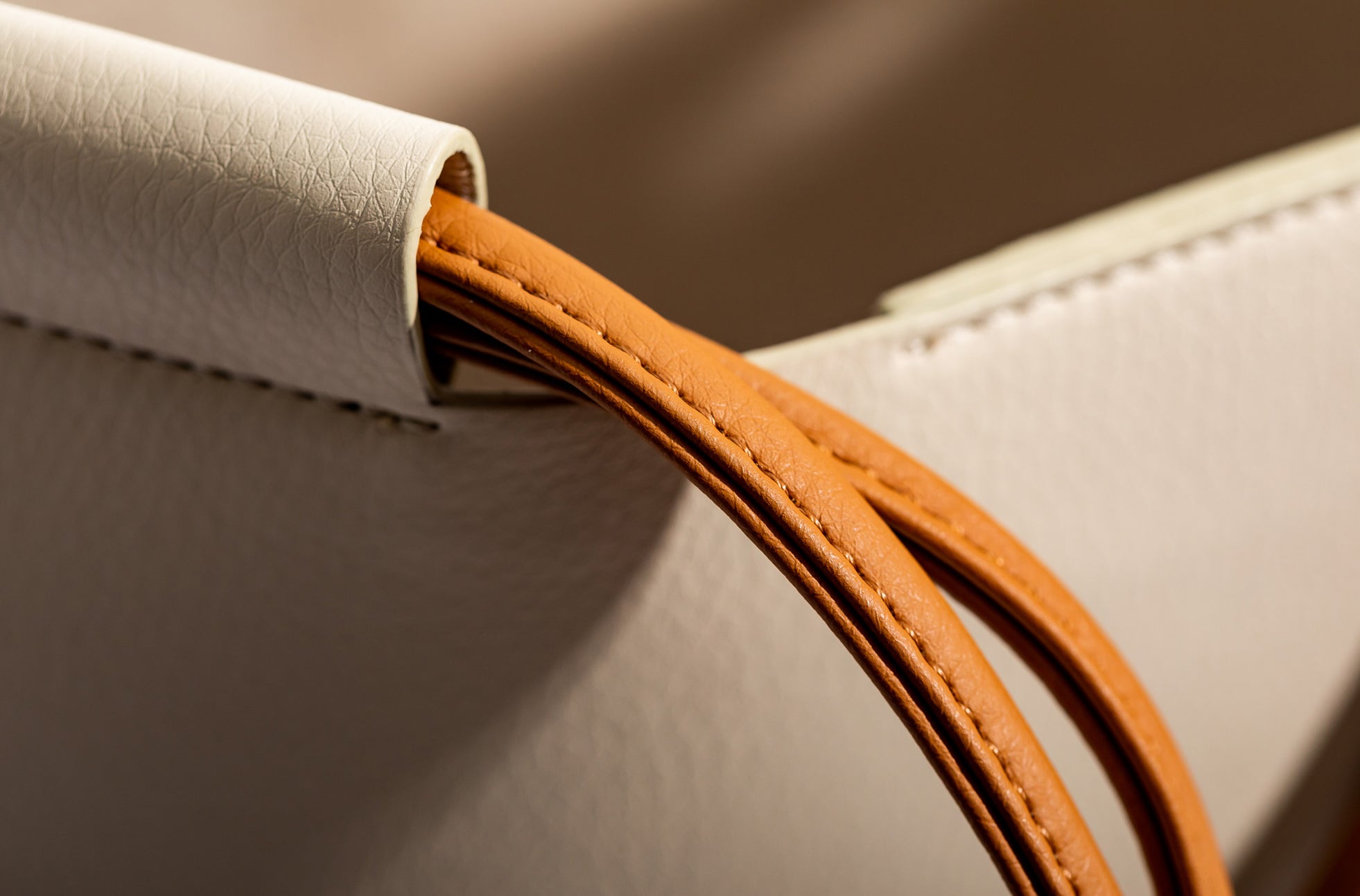 The Market Tote in Technik-Leather in Oat and Caramel image 6