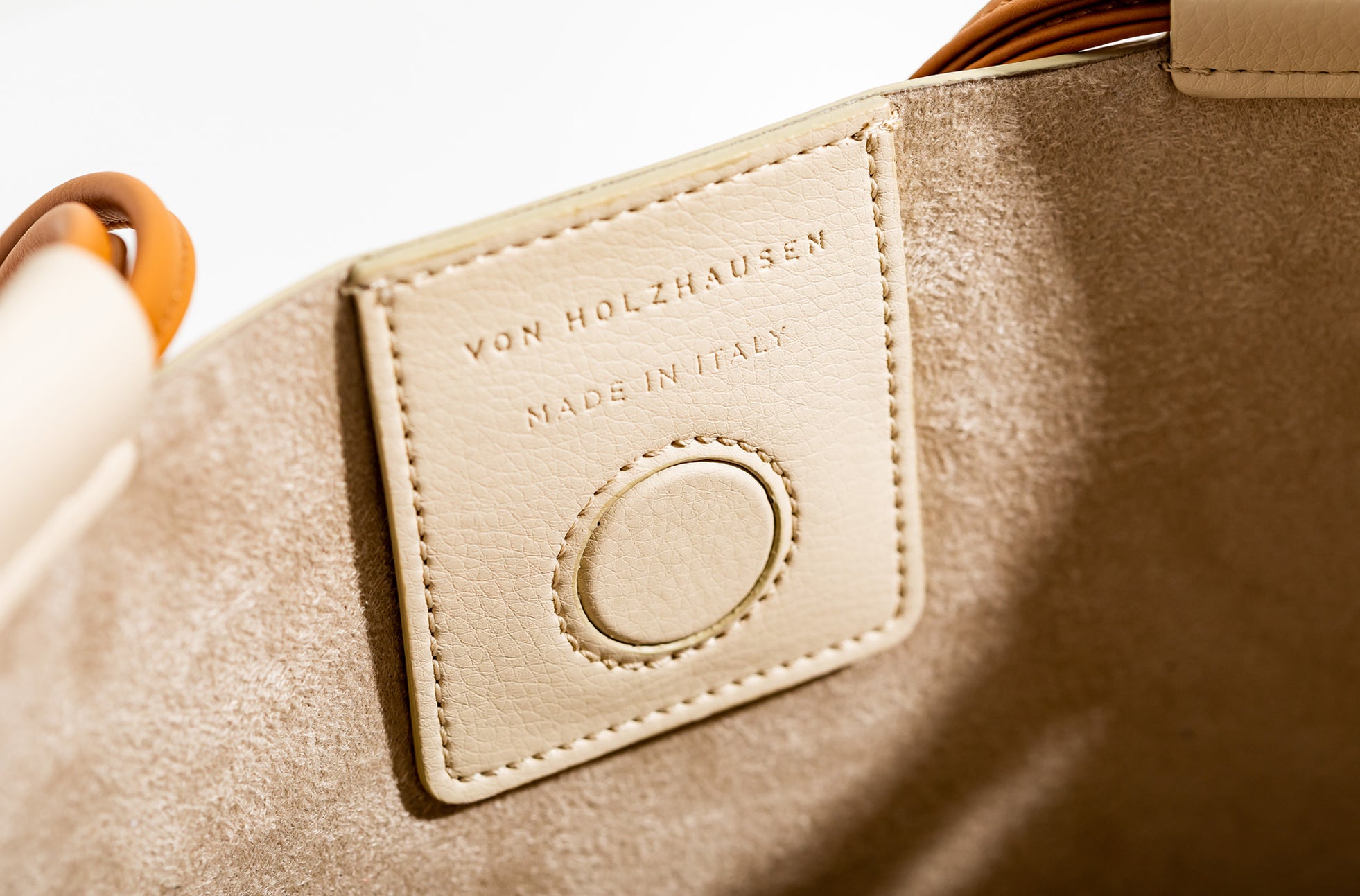 The Market Tote in Technik-Leather in Oat and Caramel image 4