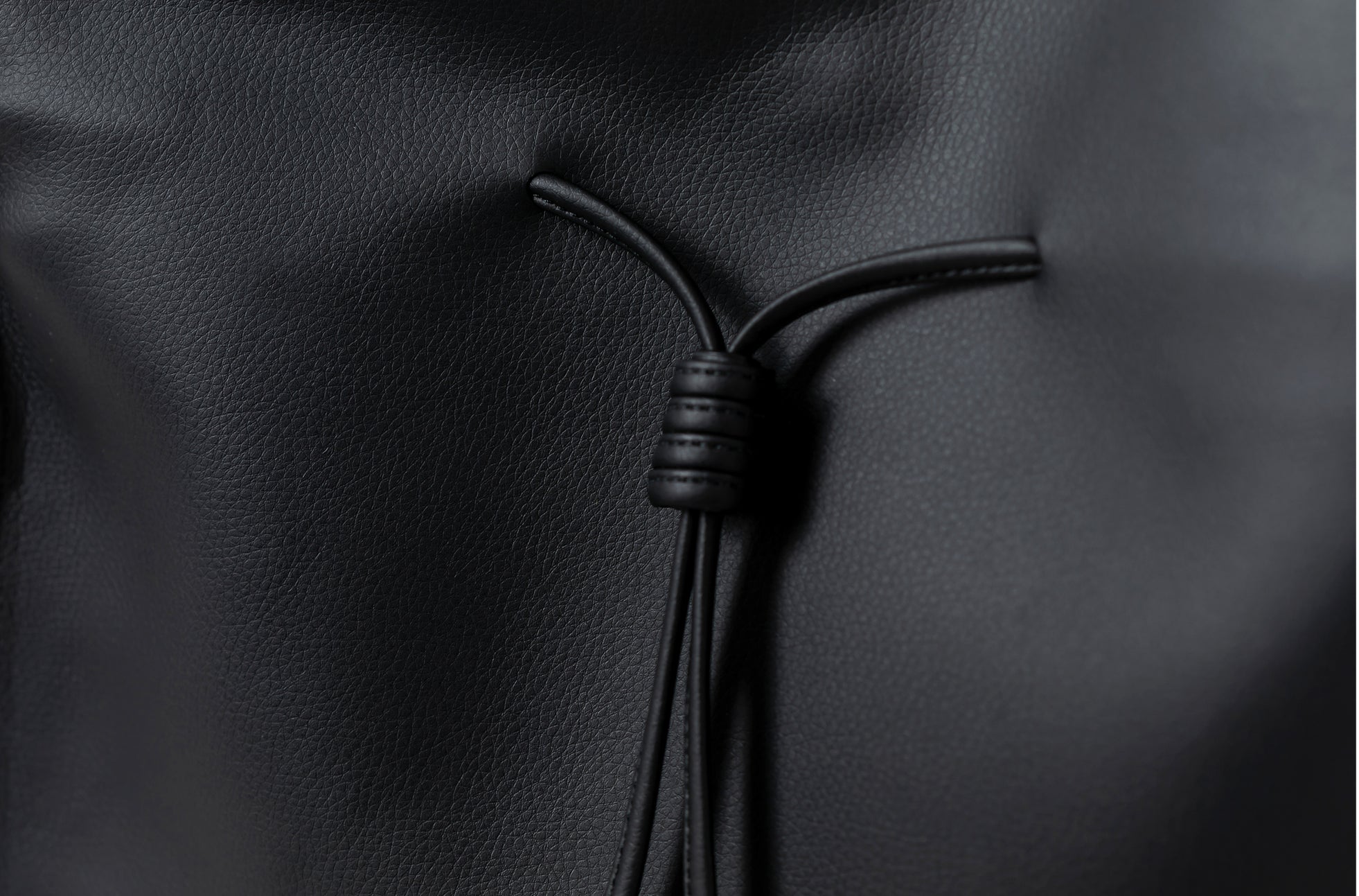 The Medium Shopper in Technik-Leather in Black image 4