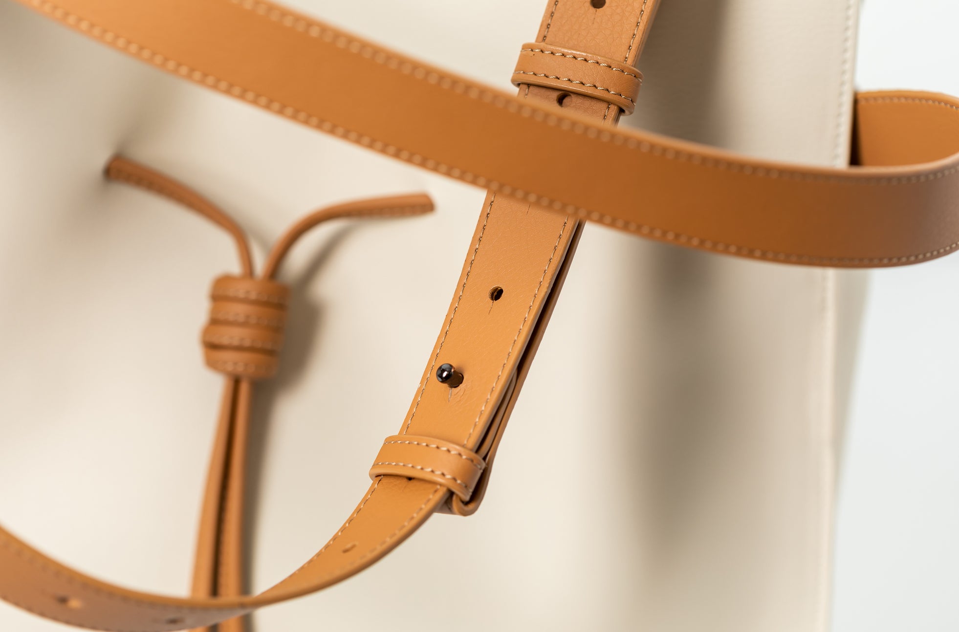 The Medium Shopper in Technik-Leather in Oat and Caramel image 5