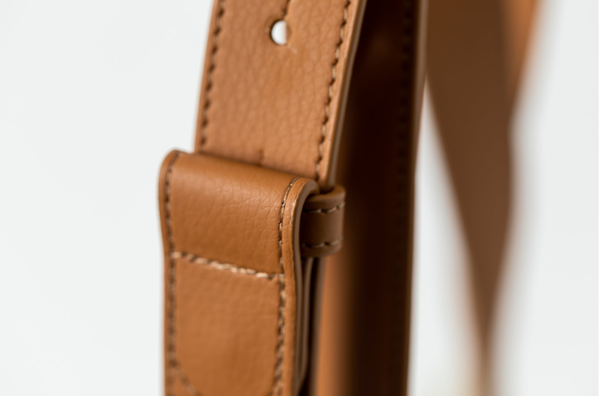 The Medium Shopper in Technik-Leather in Oat and Caramel image 10