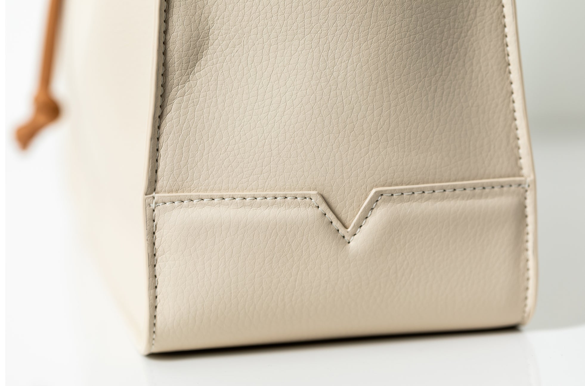 The Medium Shopper in Technik-Leather in Oat and Caramel image 11
