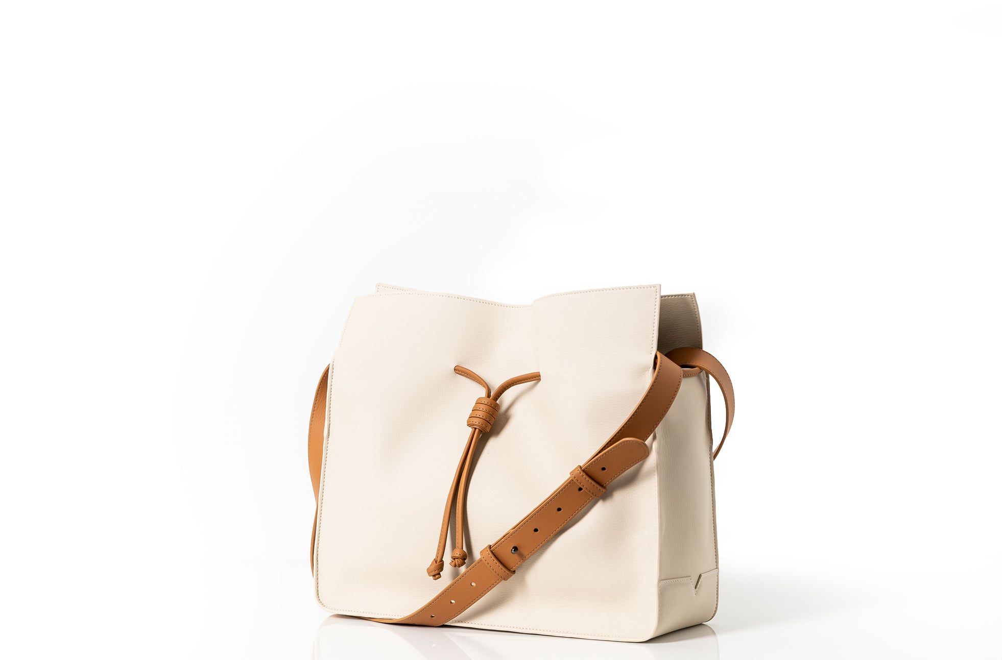 The Medium Shopper in Technik-Leather in Oat and Caramel image 4