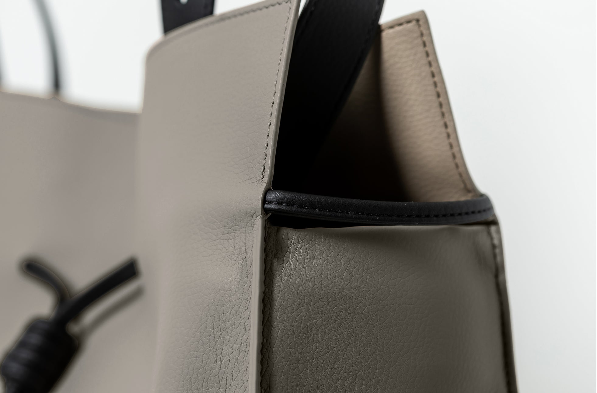 The Medium Shopper in Technik-Leather in Stone and Black image 6